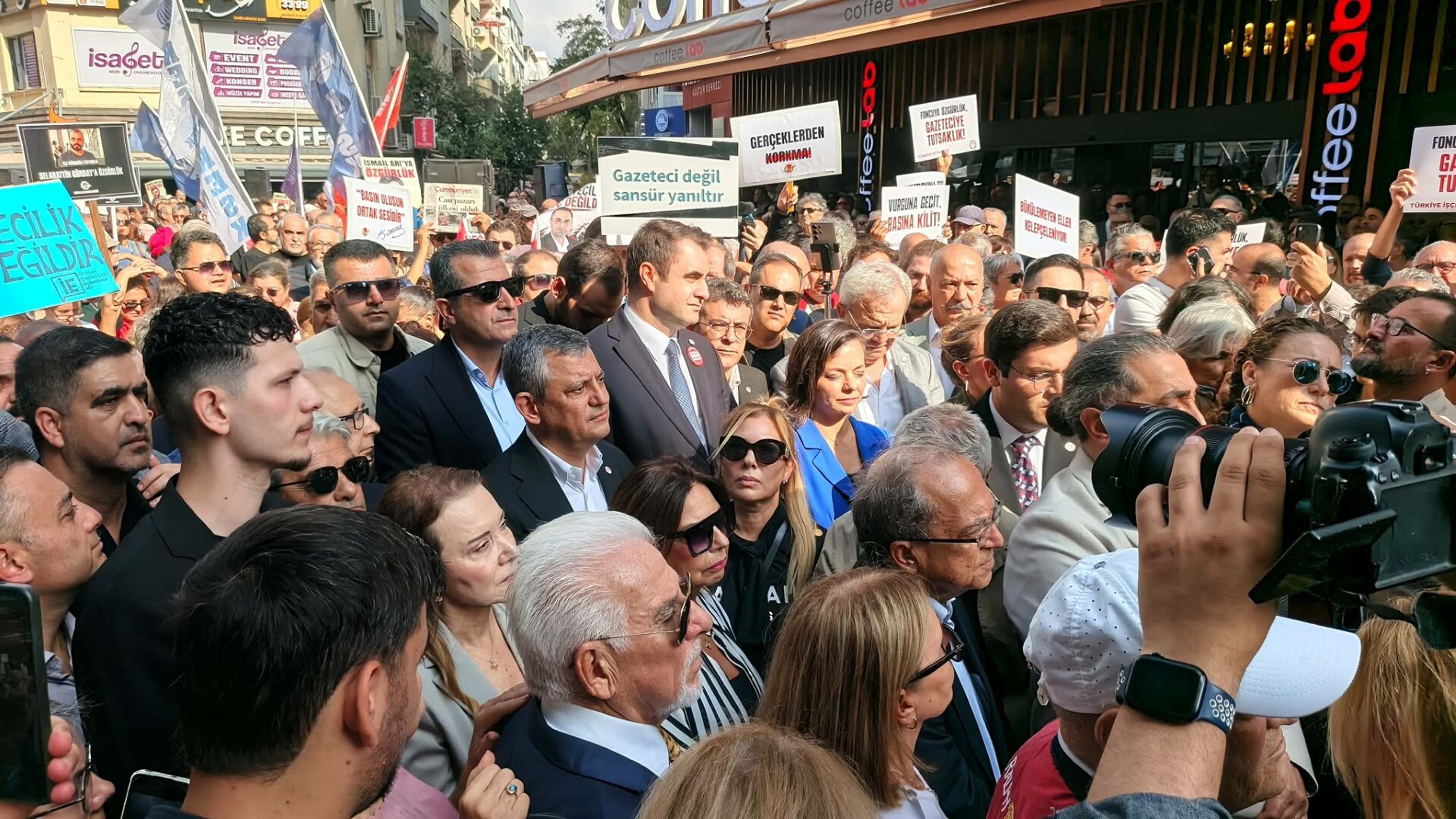 Özgür Özel, İzmir'de gazetecilerin yürüyüşüne katıldı