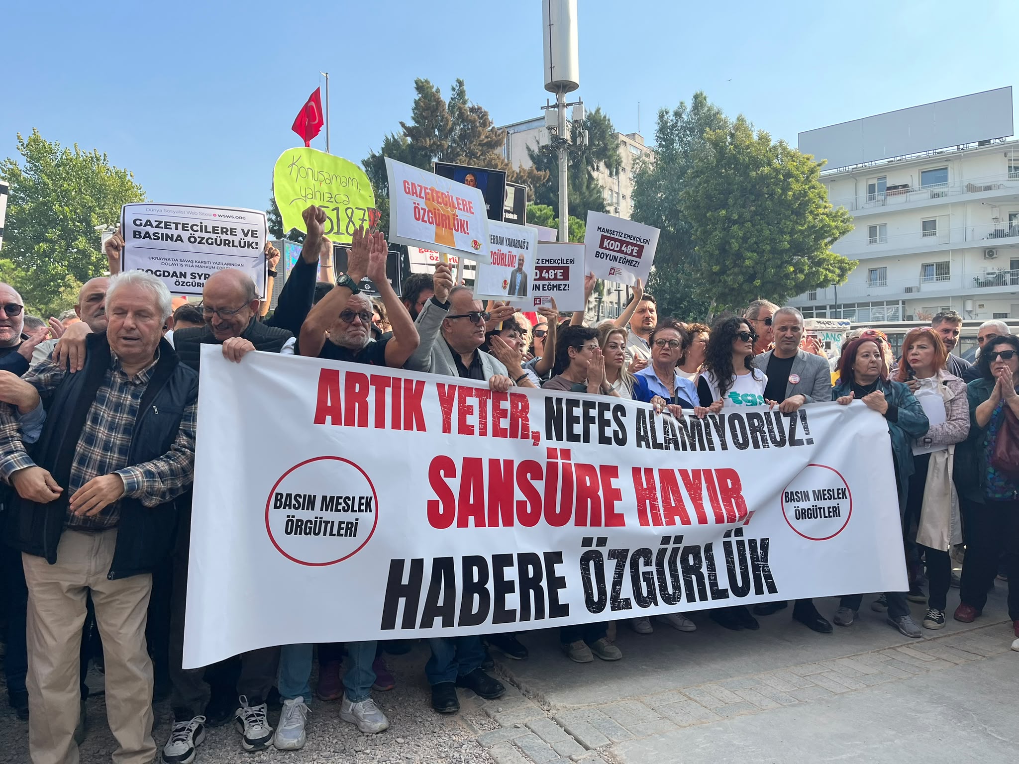 Özgür Özel, İzmir'de gazetecilerin yürüyüşüne katıldı