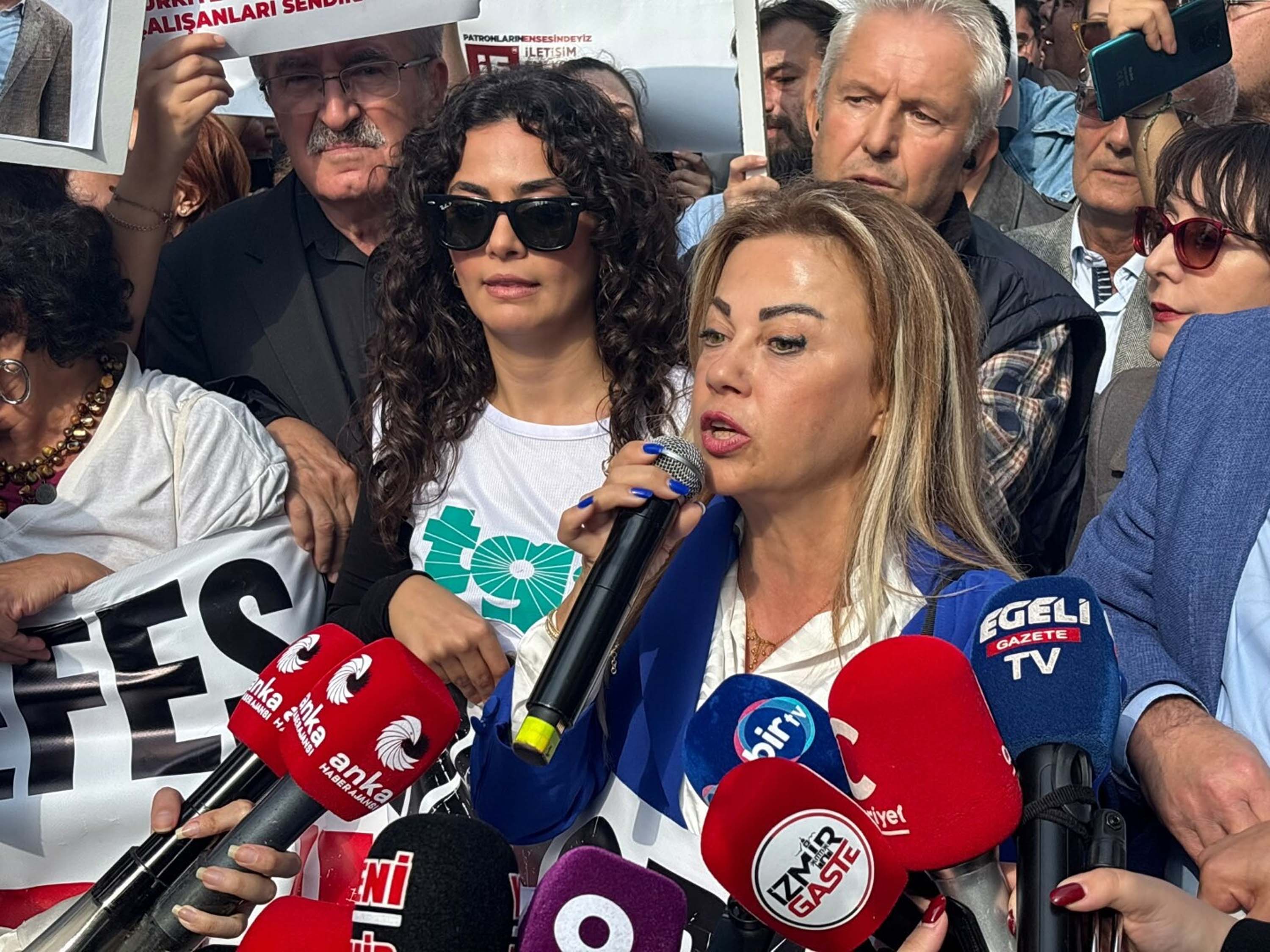 Özgür Özel, İzmir'de gazetecilerin yürüyüşüne katıldı