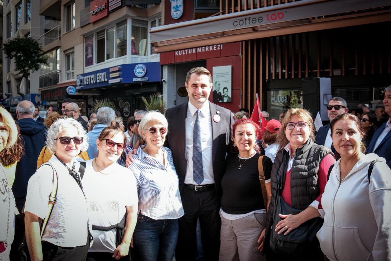 Özgür Özel, İzmir'de gazetecilerin yürüyüşüne katıldı
