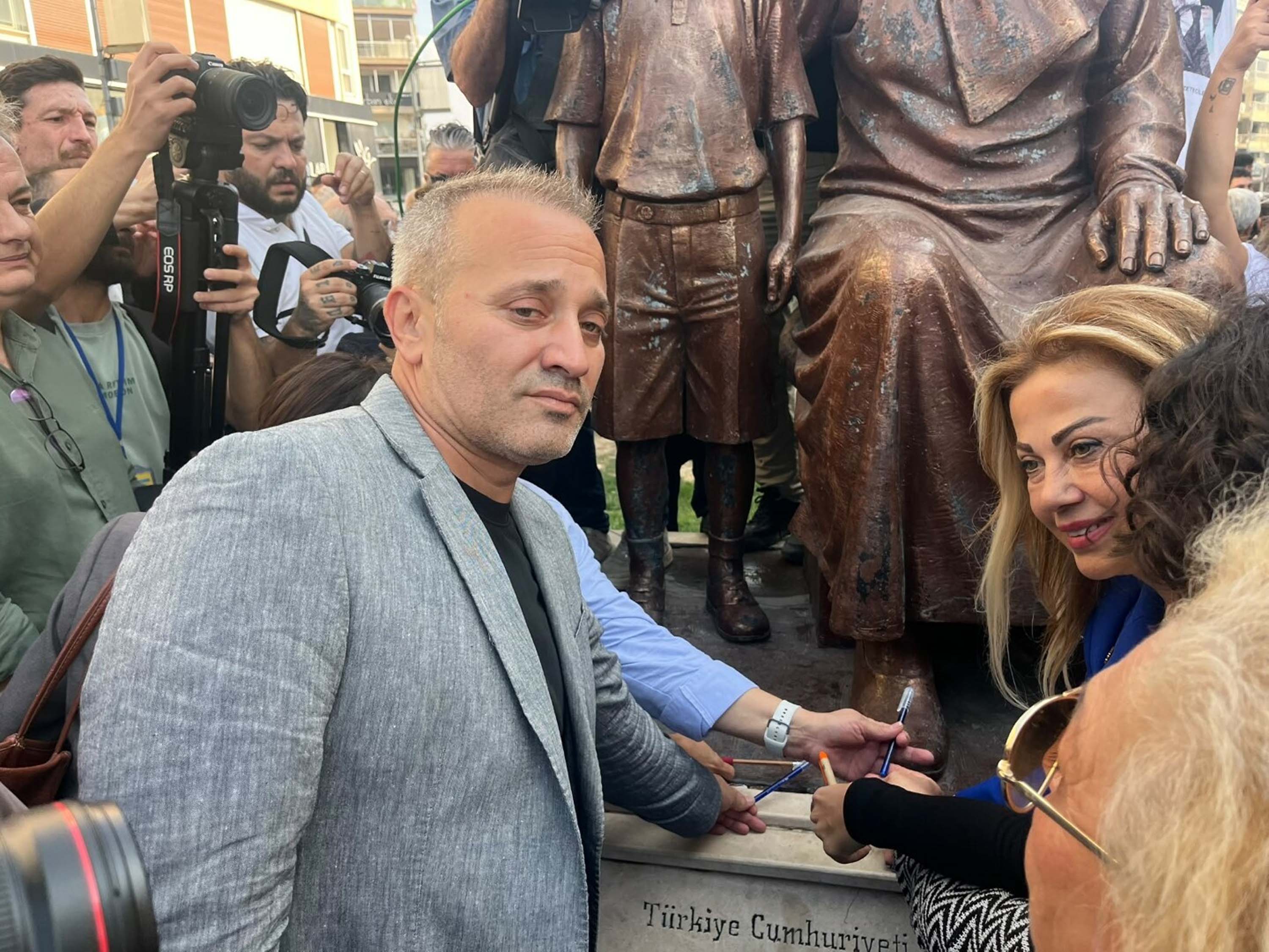 Özgür Özel, İzmir'de gazetecilerin yürüyüşüne katıldı