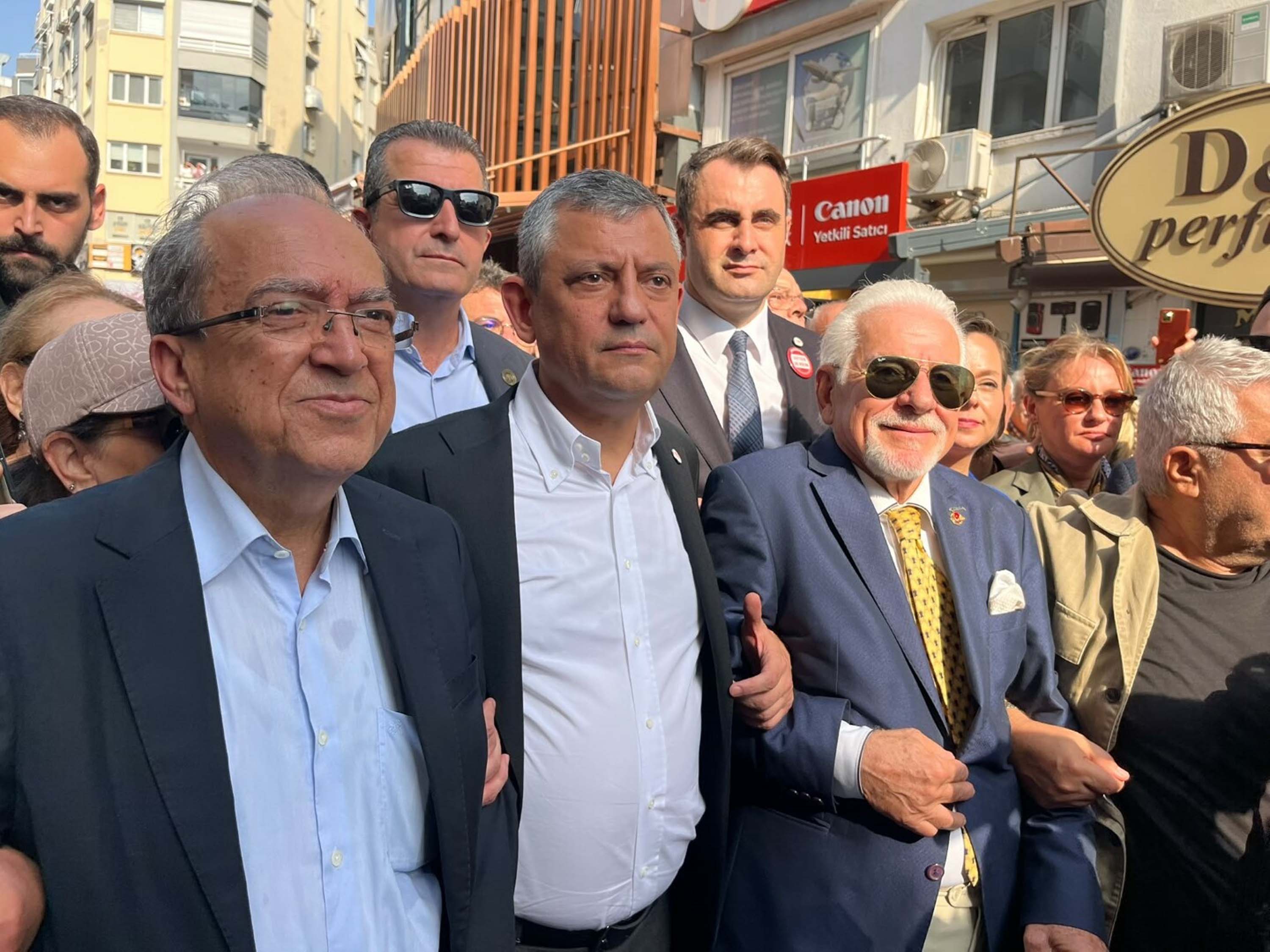 Özgür Özel, İzmir'de gazetecilerin yürüyüşüne katıldı
