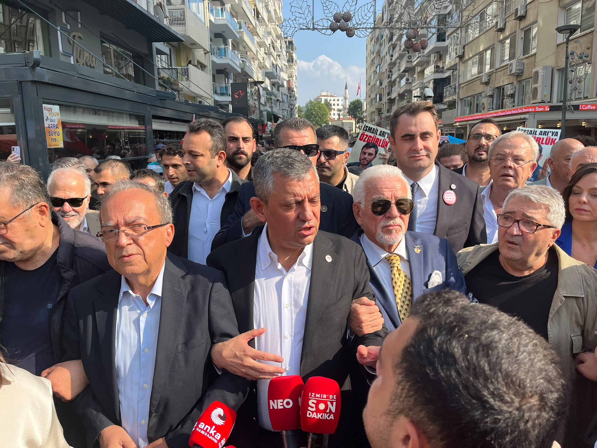 Özgür Özel, İzmir'de gazetecilerin yürüyüşüne katıldı
