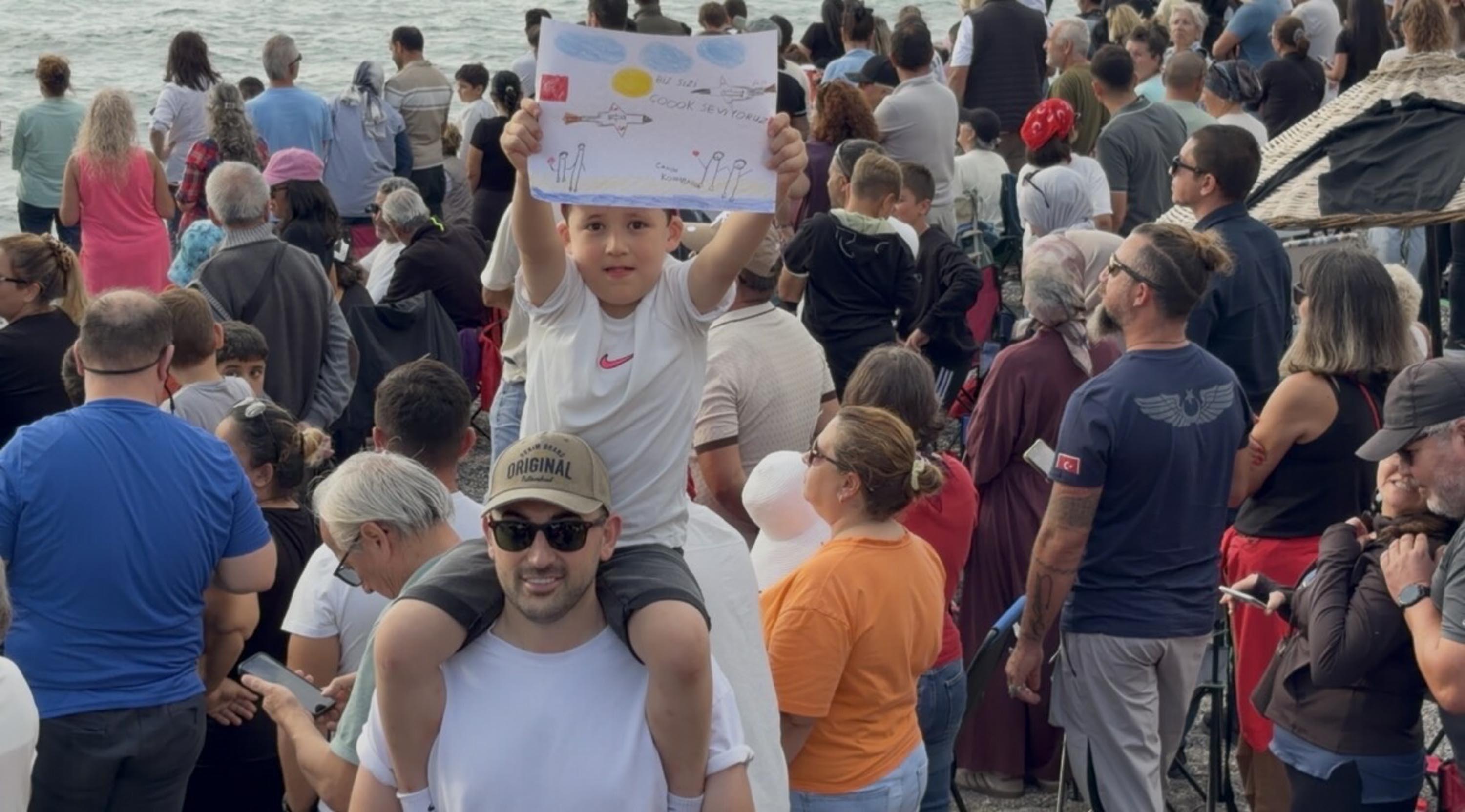 Türk Yıldızları'ndan Fethiye'de gösteri uçuşu