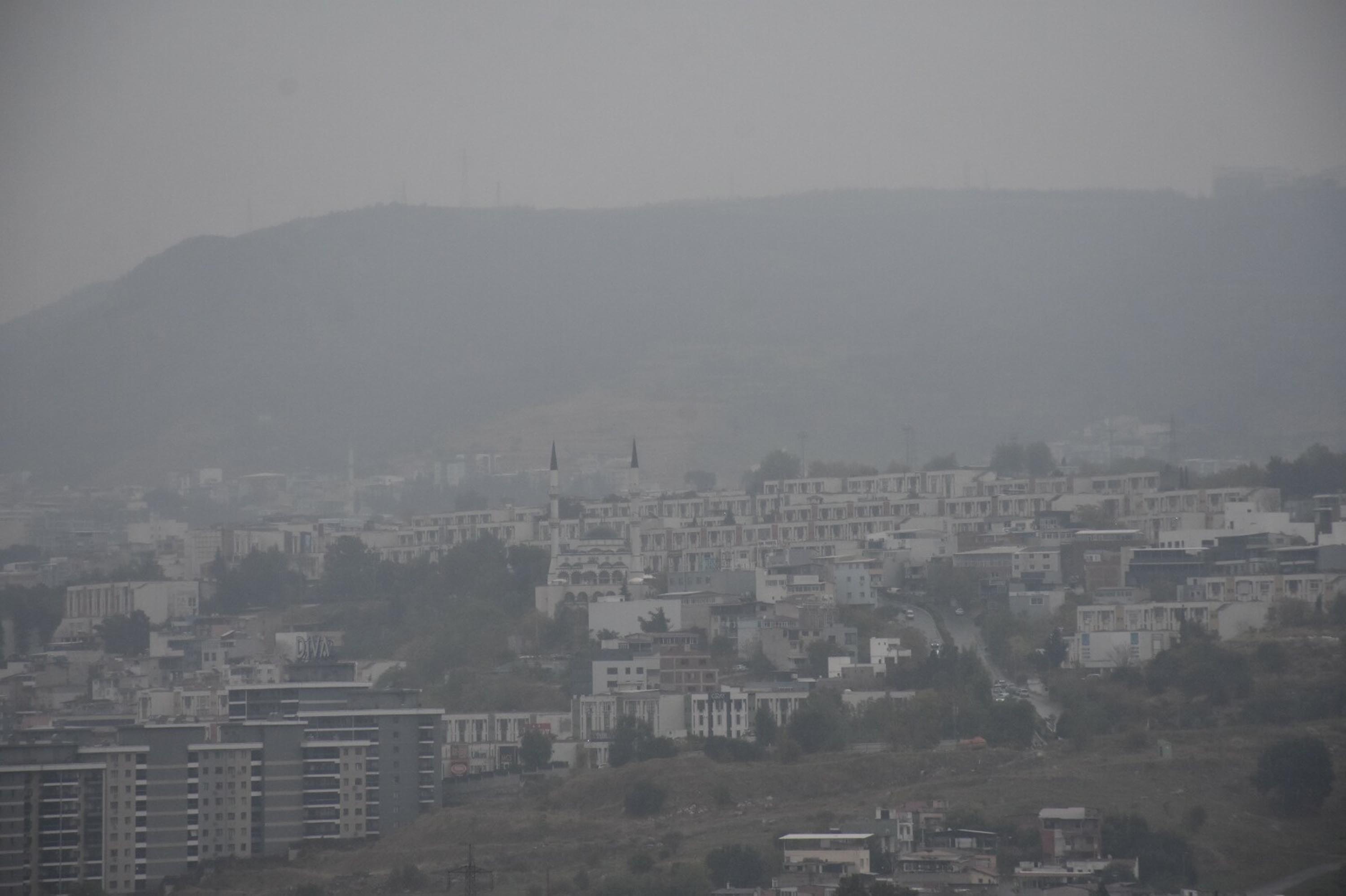 İzmir'i sis bulutu kapladı