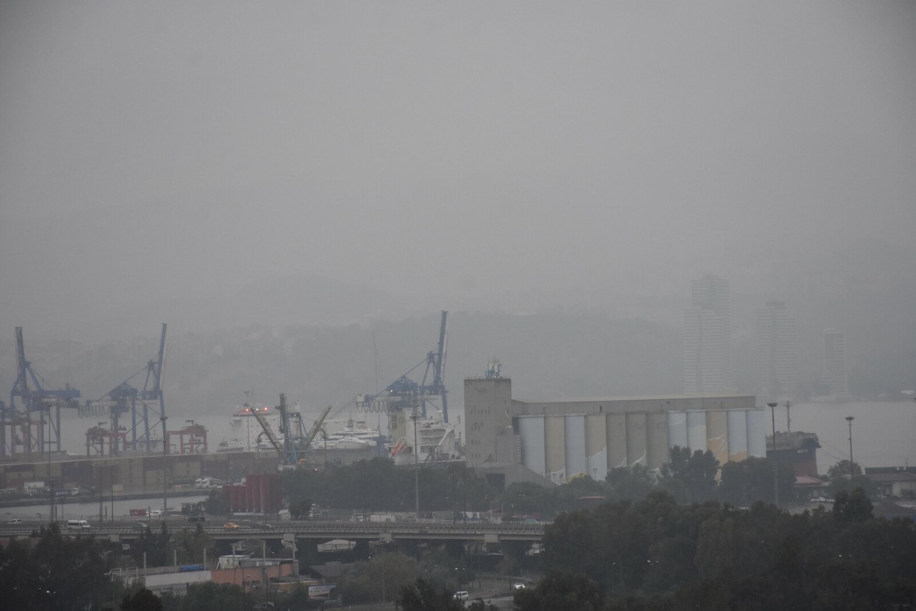 İzmir'i sis bulutu kapladı