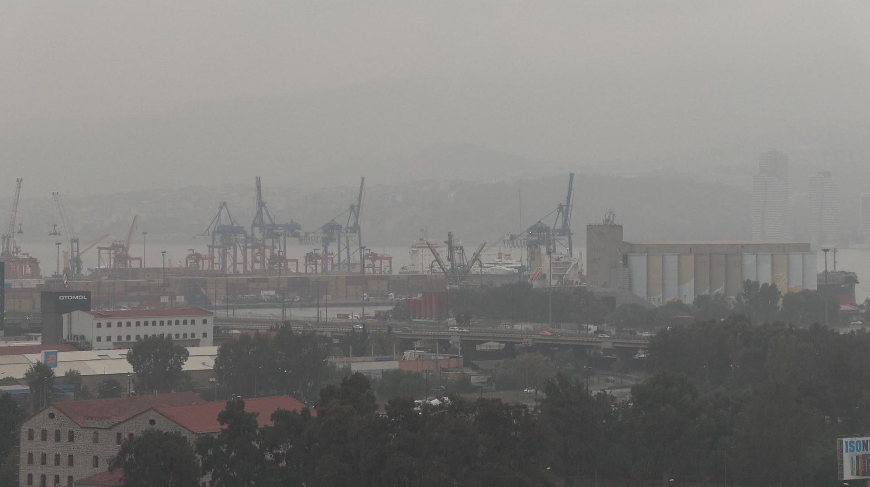 İzmir'i sis bulutu kapladı