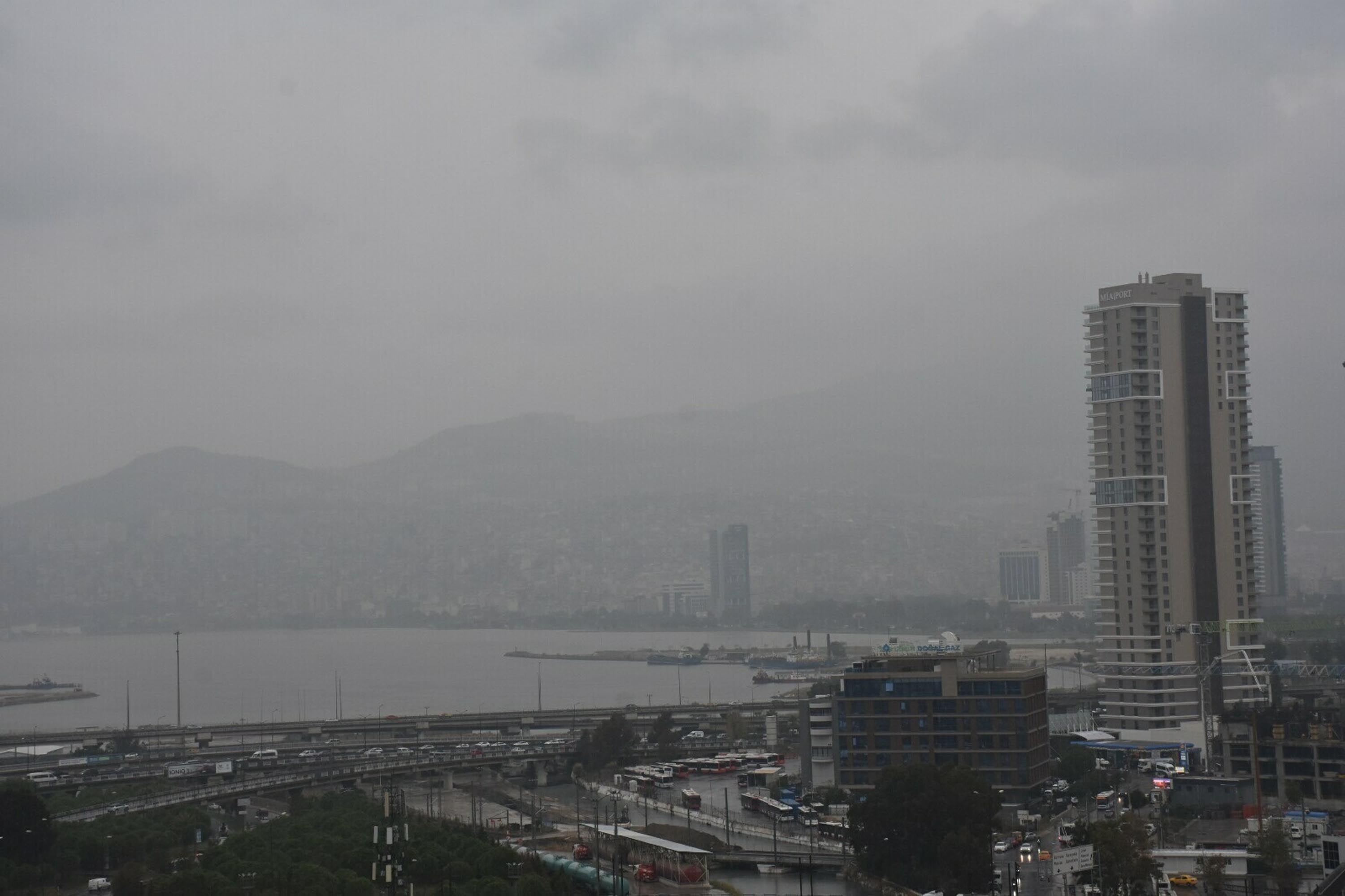 İzmir'i sis bulutu kapladı