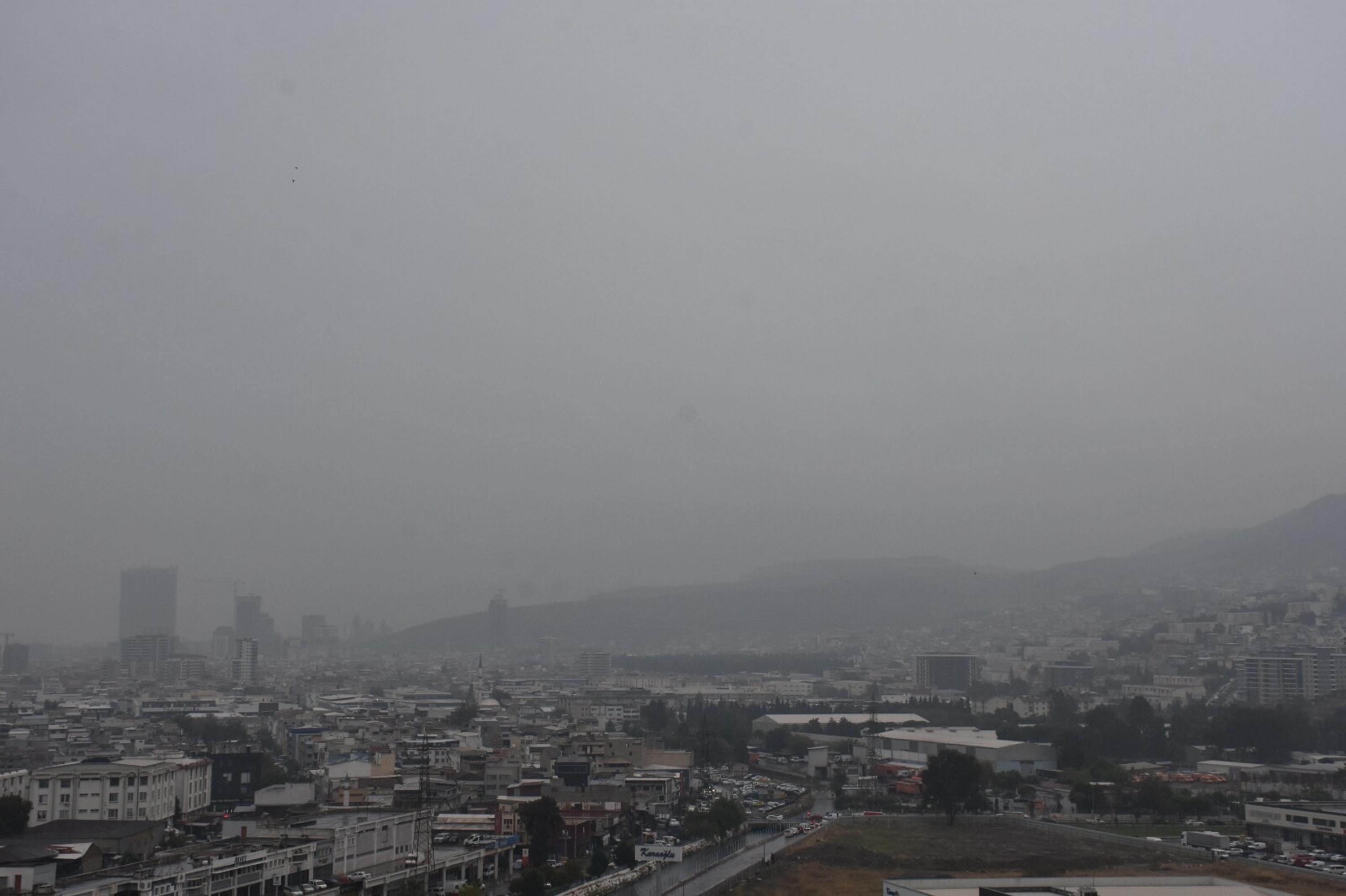 İzmir'i sis bulutu kapladı