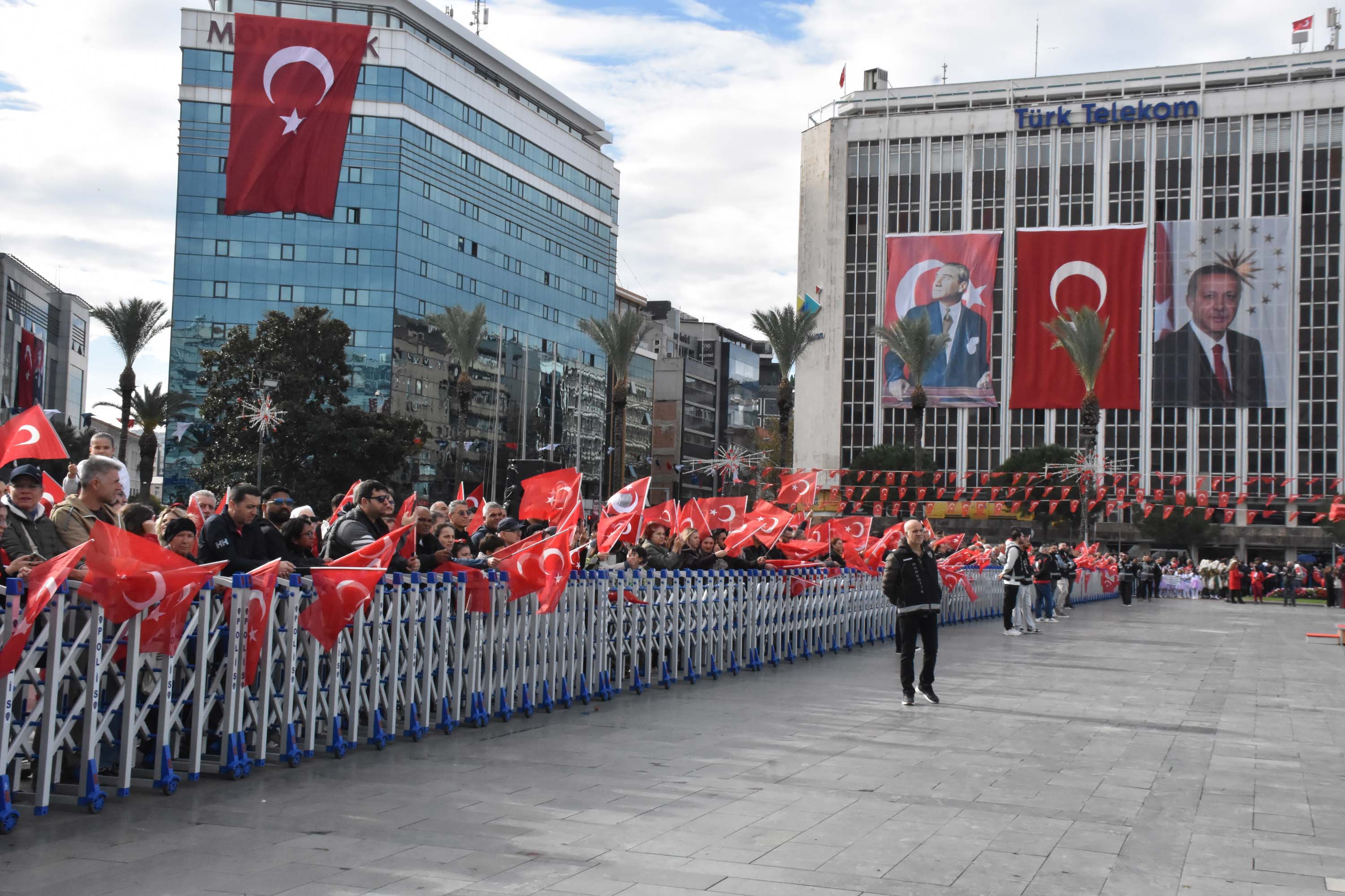 İzmir'de Cumhuriyet'in 103'üncü yılı kutlamalarından görüntüler