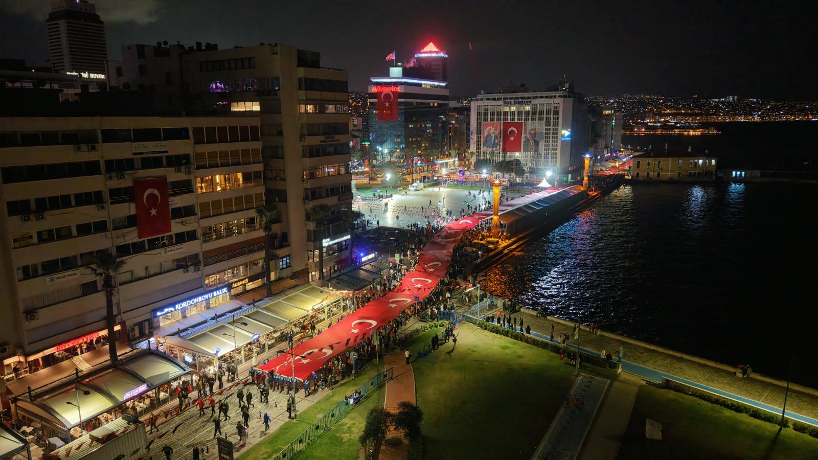 İzmir’de Cumhuriyet coşkusu