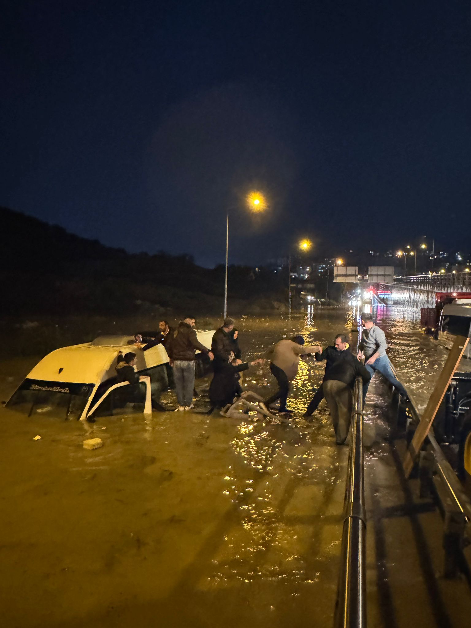 Aydın’da suya gömülen minibüsteki 20 yolcu kurtarıldı