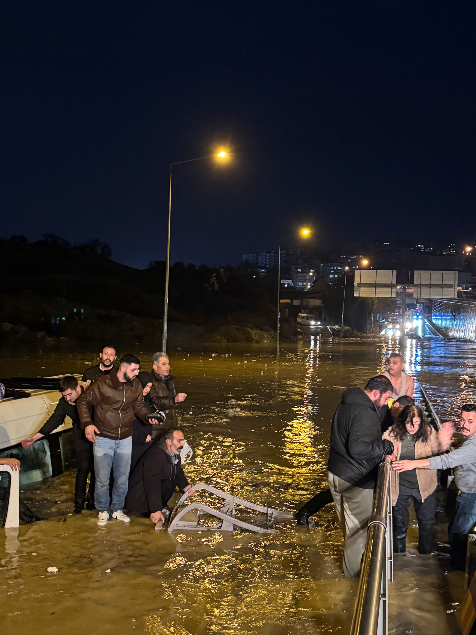 Aydın’da suya gömülen minibüsteki 20 yolcu kurtarıldı