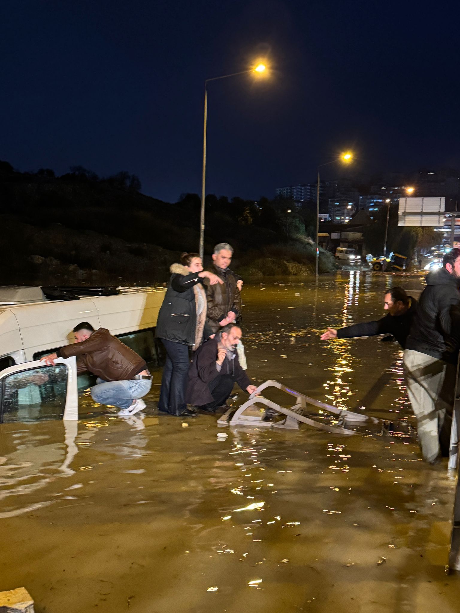 Aydın’da suya gömülen minibüsteki 20 yolcu kurtarıldı
