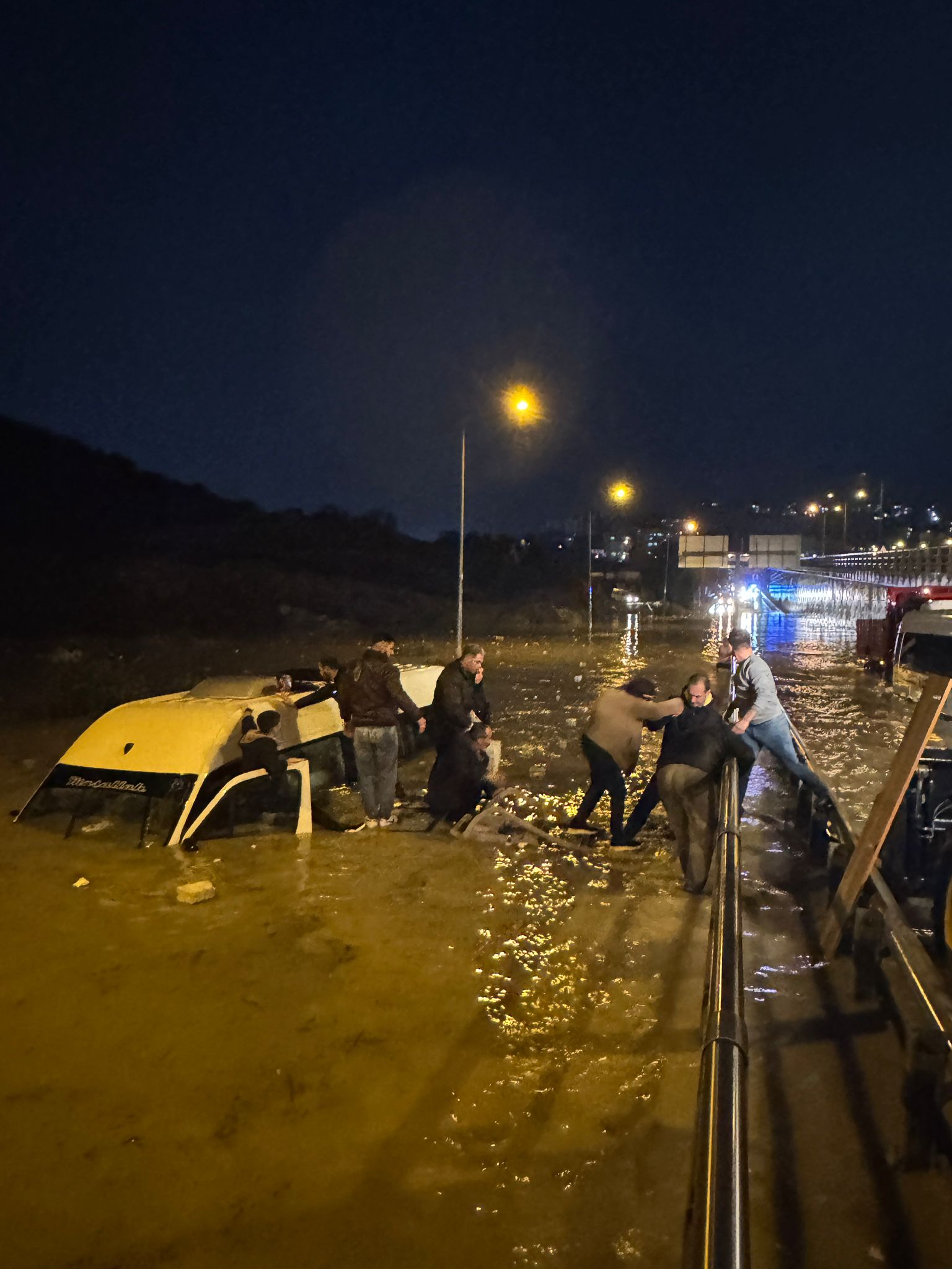 Aydın’da suya gömülen minibüsteki 20 yolcu kurtarıldı