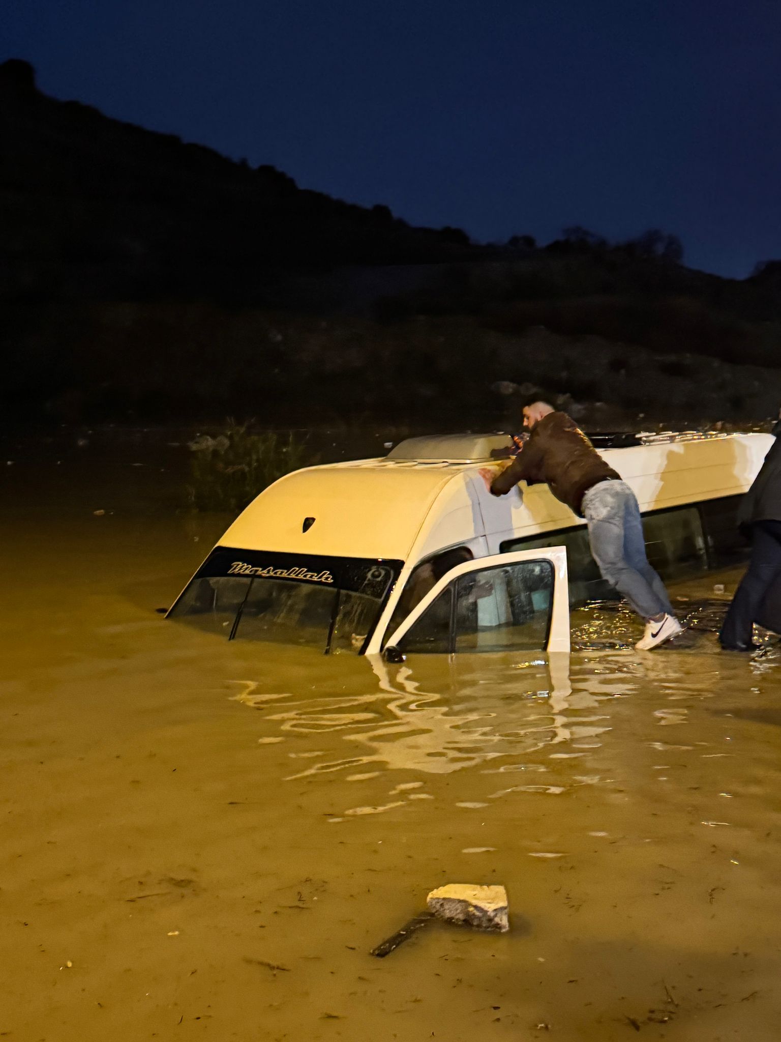 Aydın’da suya gömülen minibüsteki 20 yolcu kurtarıldı