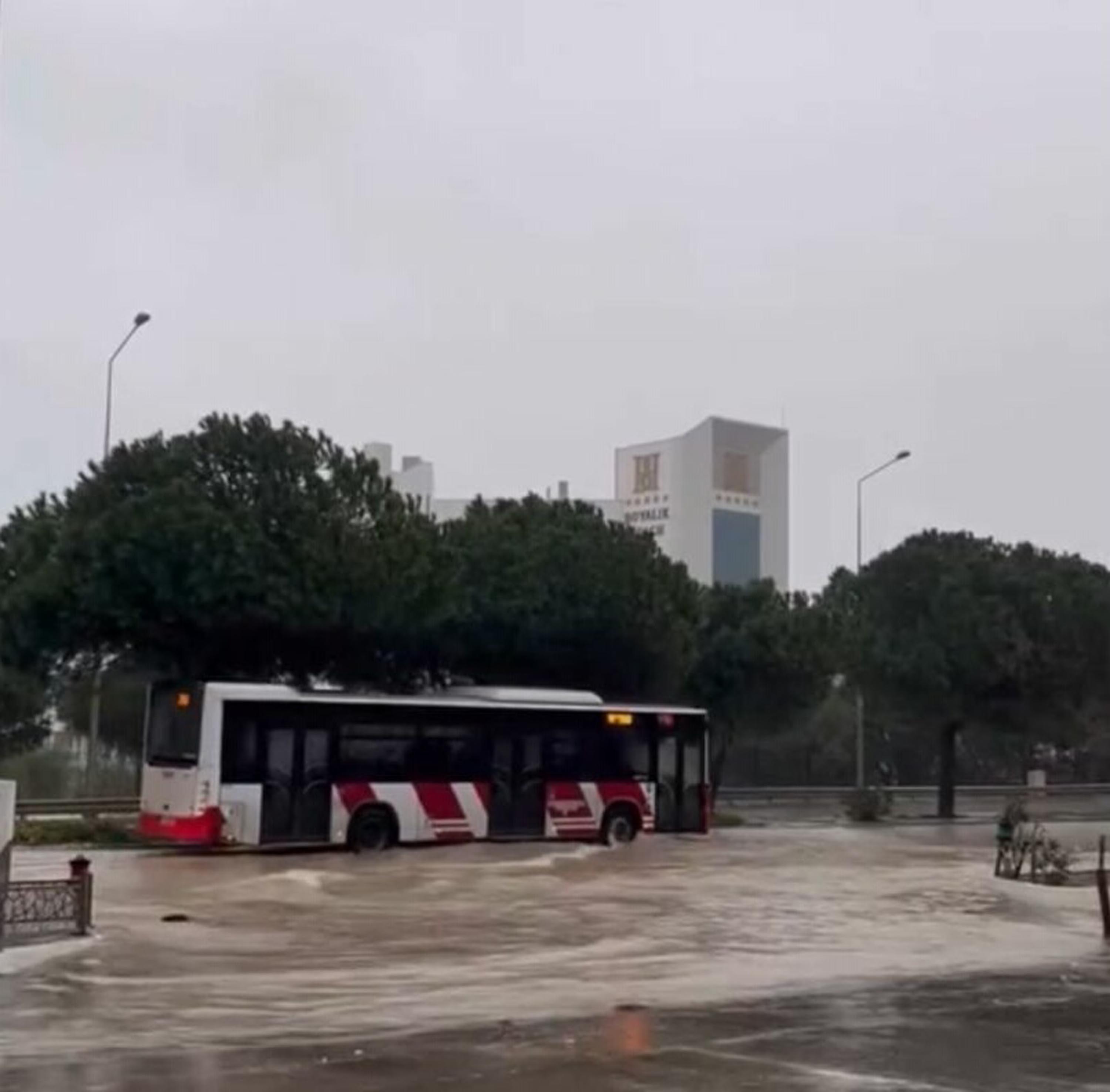 Çeşme’de sağanak; yollar göle döndü