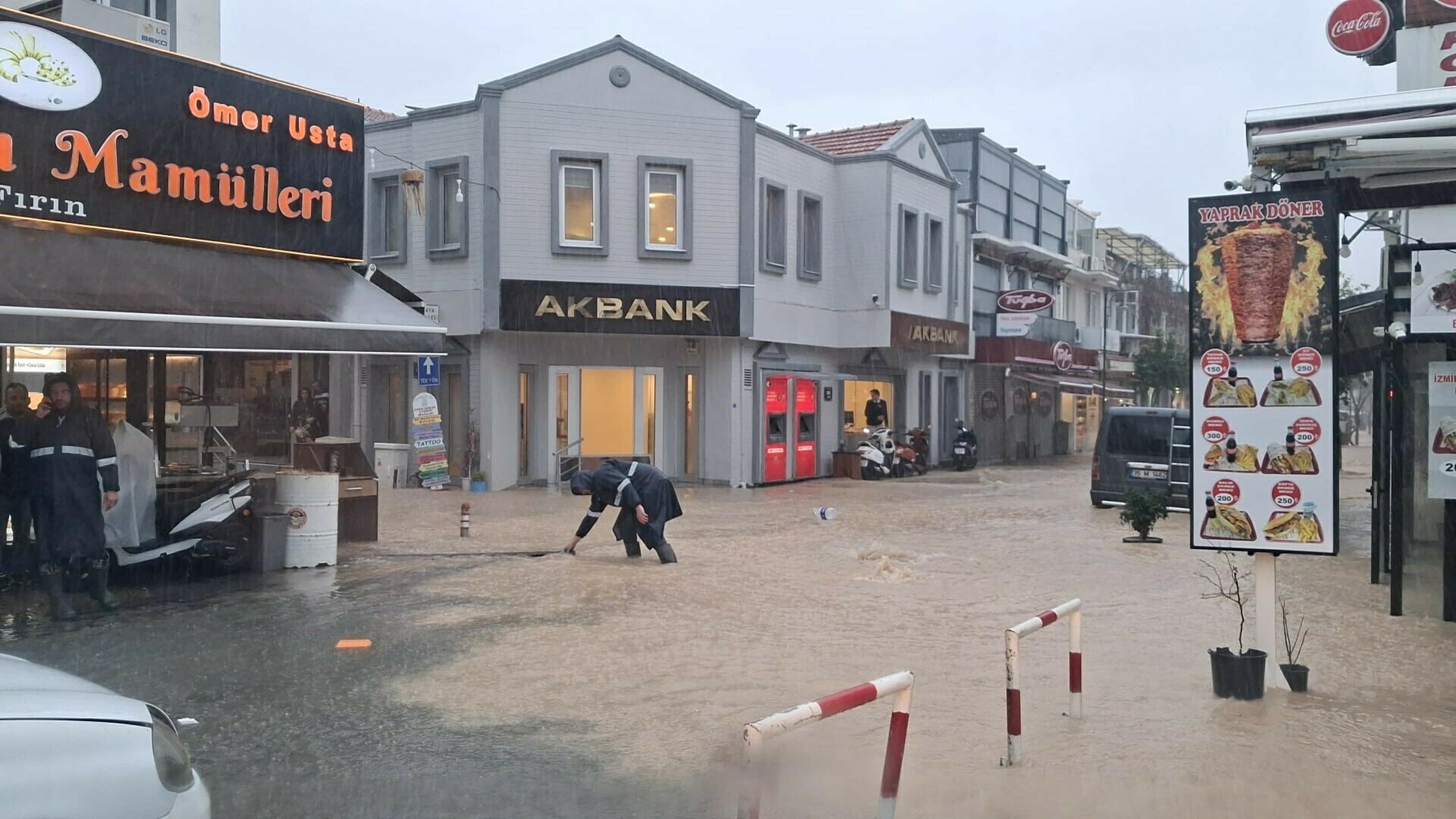 Çeşme’de sağanak; yollar göle döndü