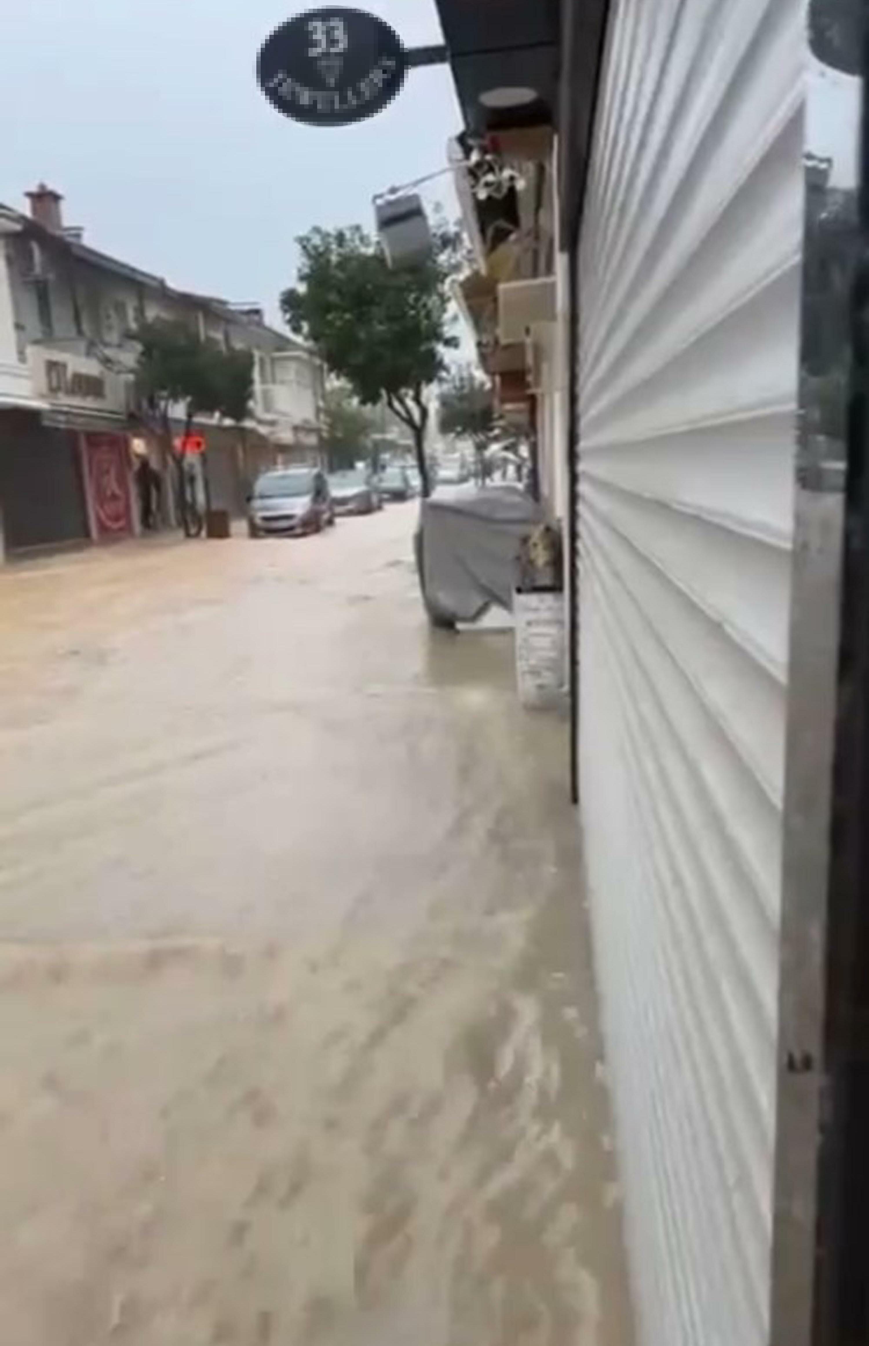 Çeşme’de sağanak; yollar göle döndü