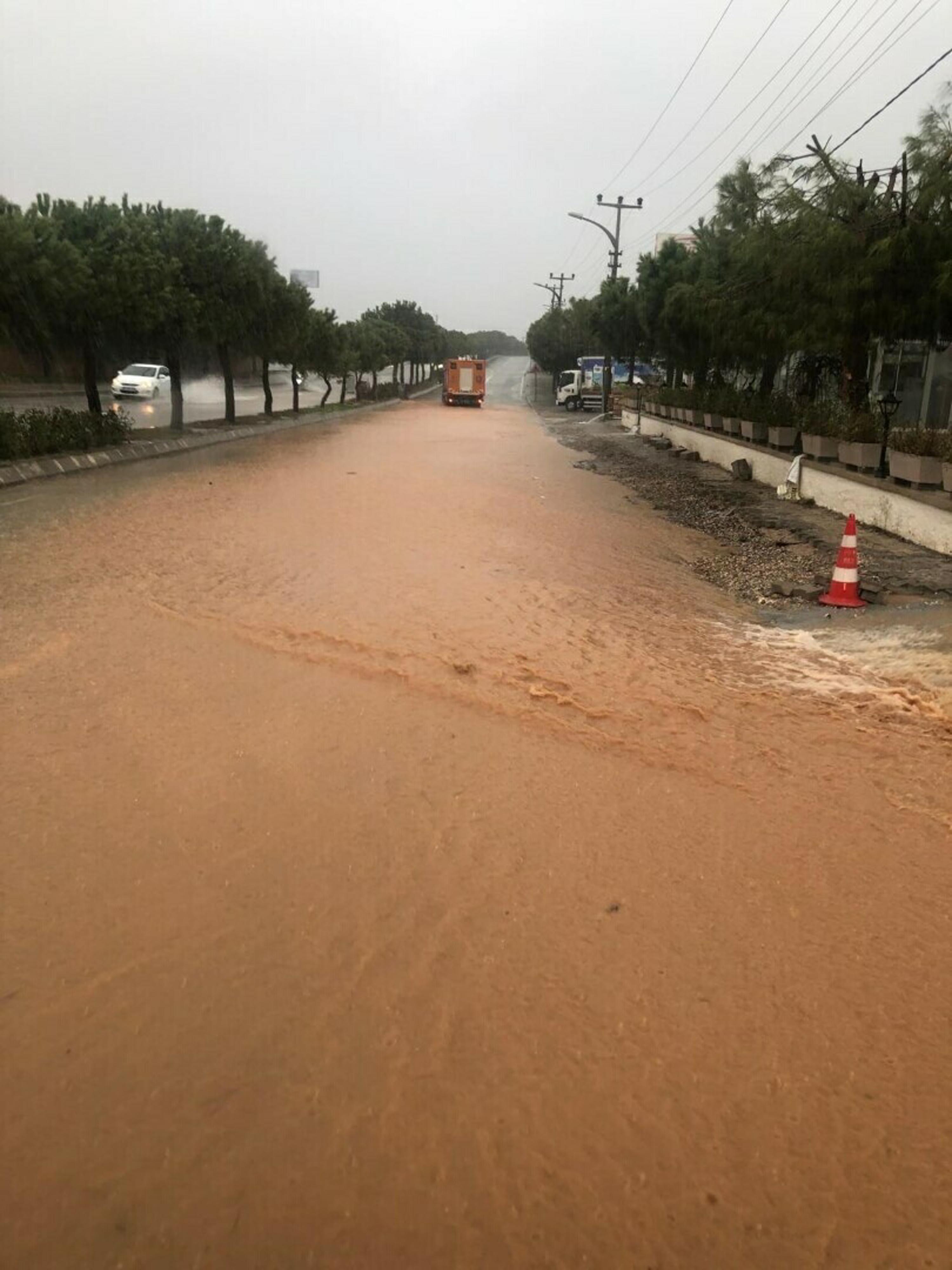 Çeşme’de sağanak; yollar göle döndü