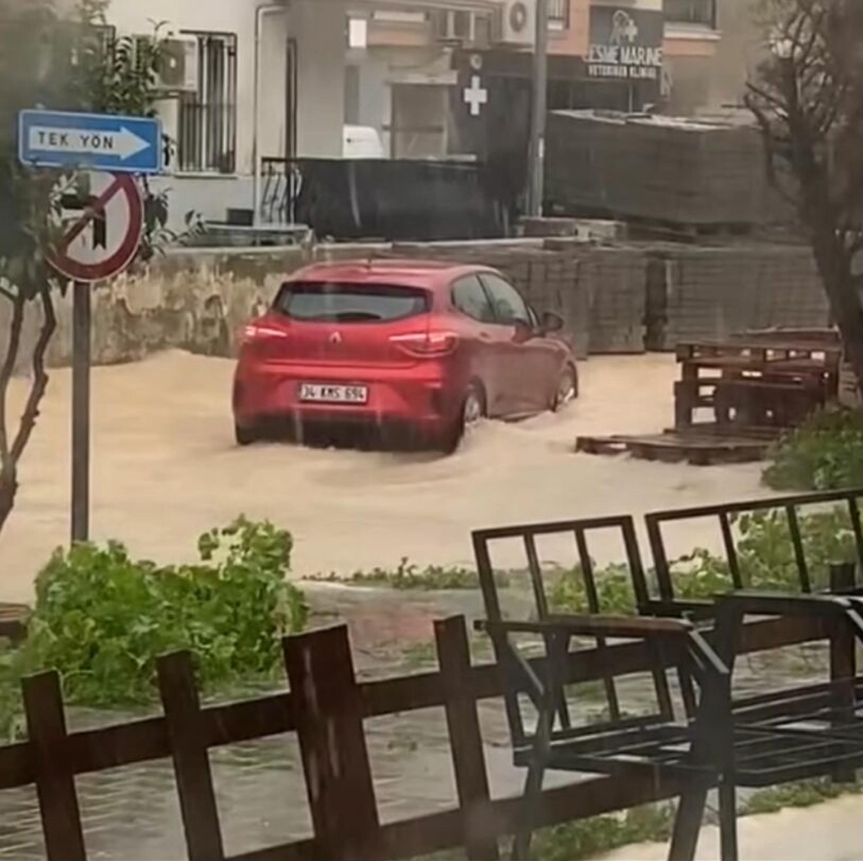 Çeşme’de sağanak; yollar göle döndü