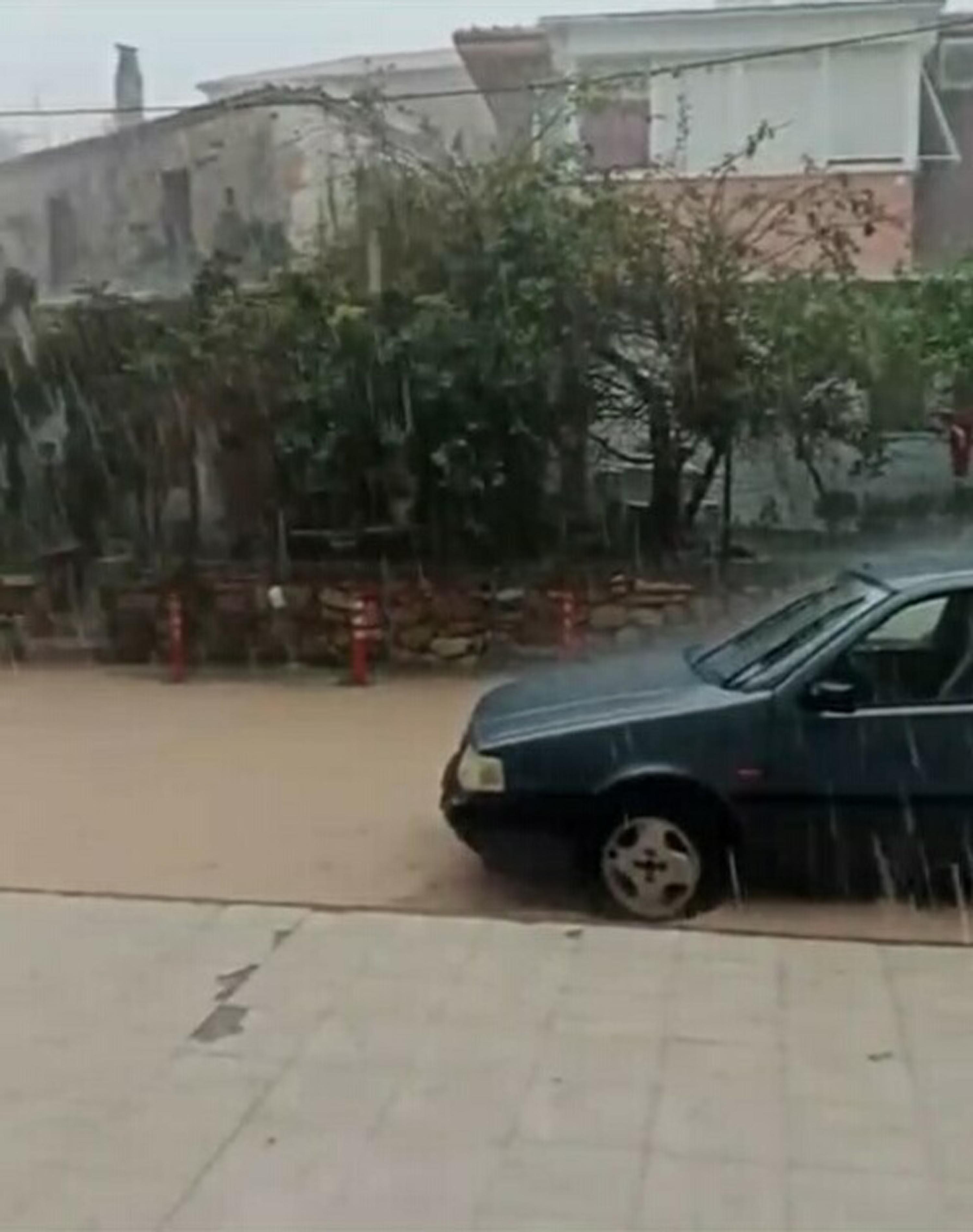 Çeşme’de sağanak; yollar göle döndü