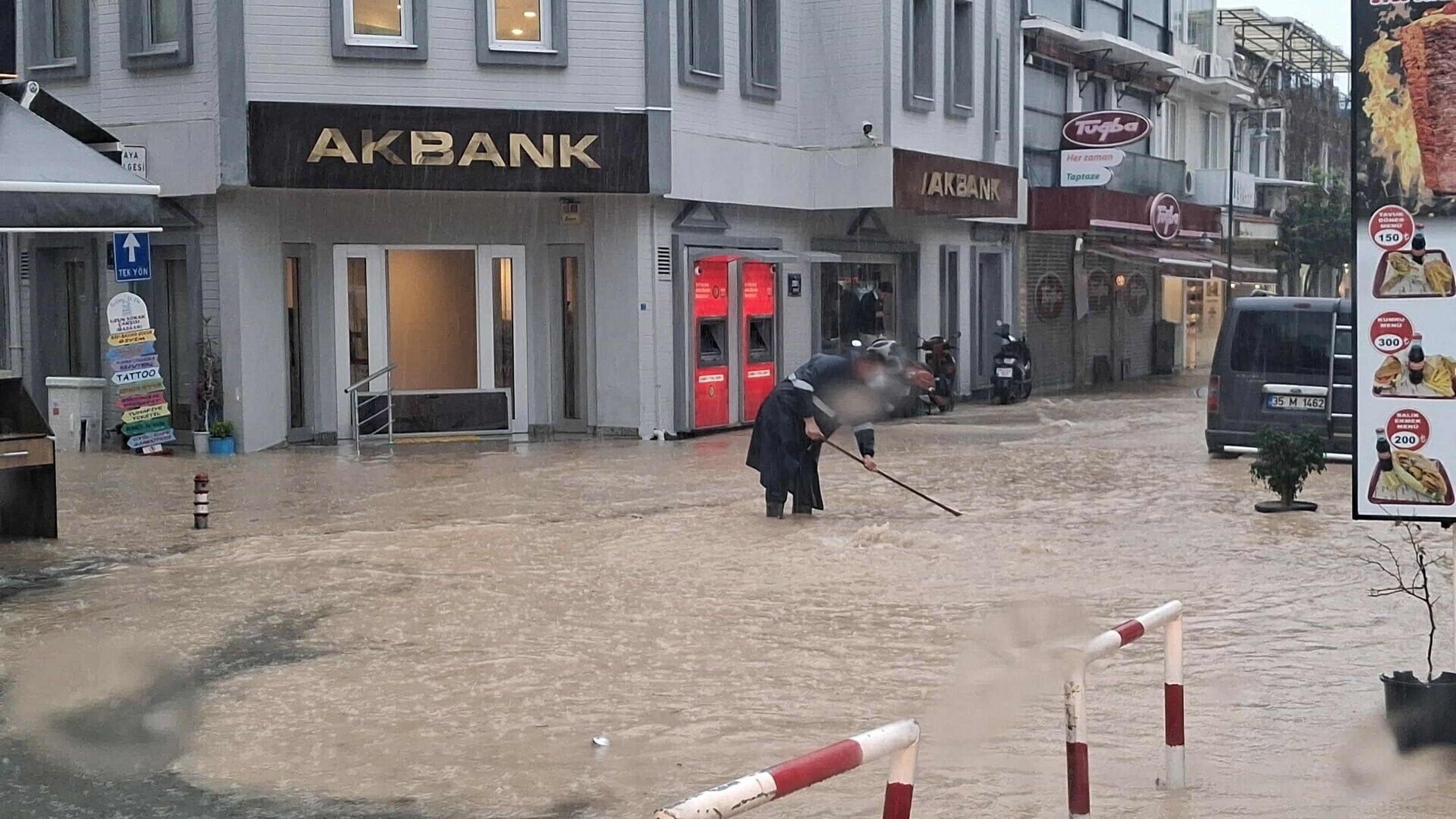 Çeşme’de sağanak; yollar göle döndü