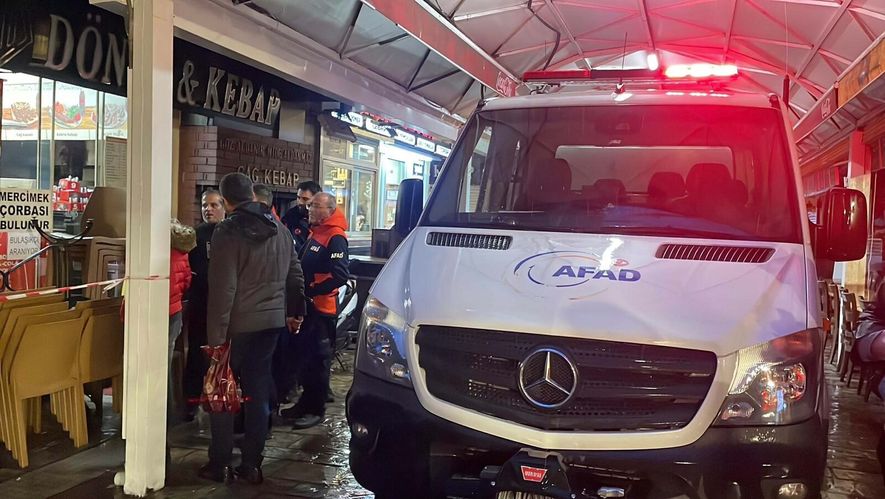 Kemeraltı Çarşısı'nda asılık ağaç devrildi