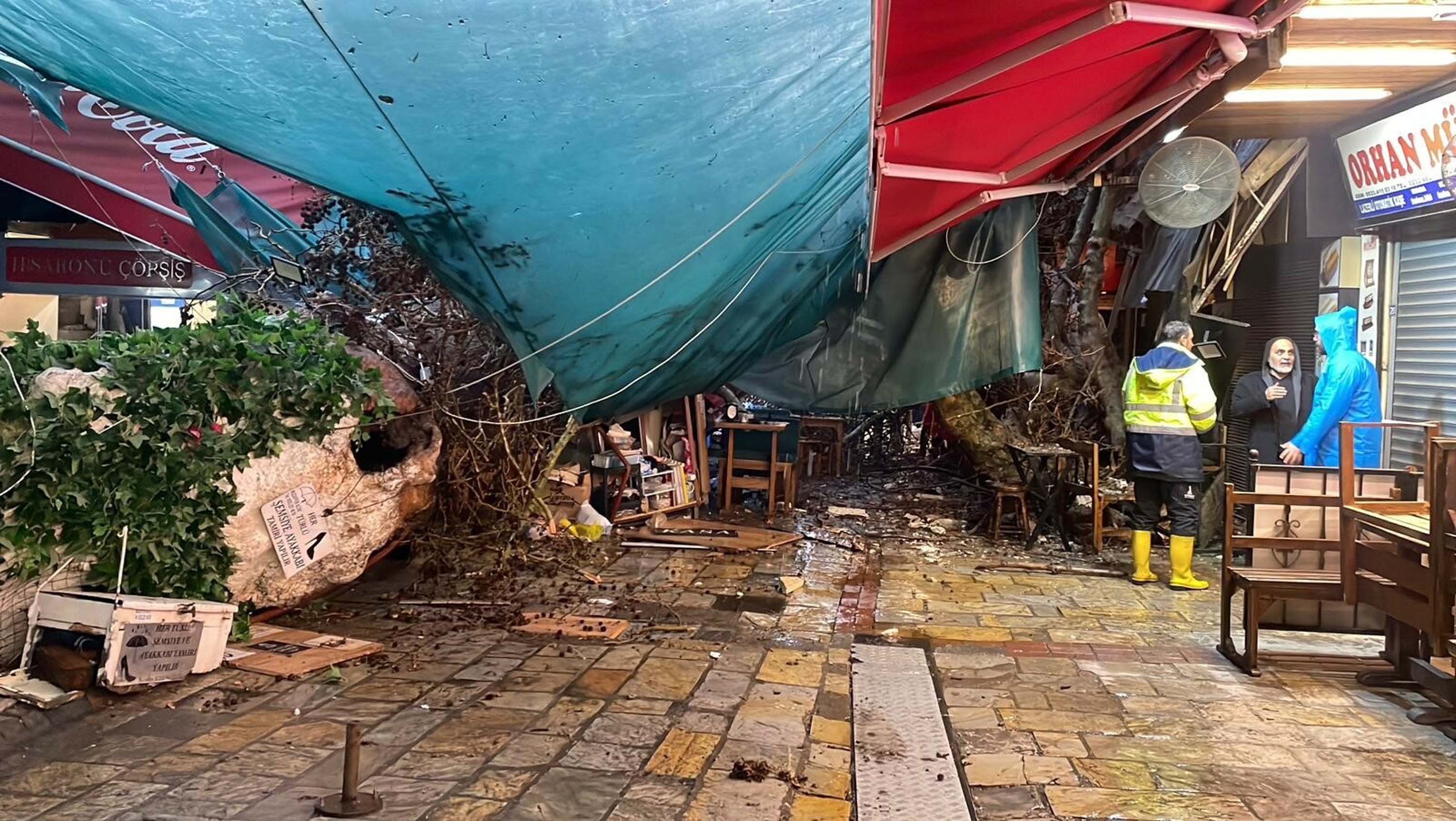 Kemeraltı Çarşısı'nda asılık ağaç devrildi