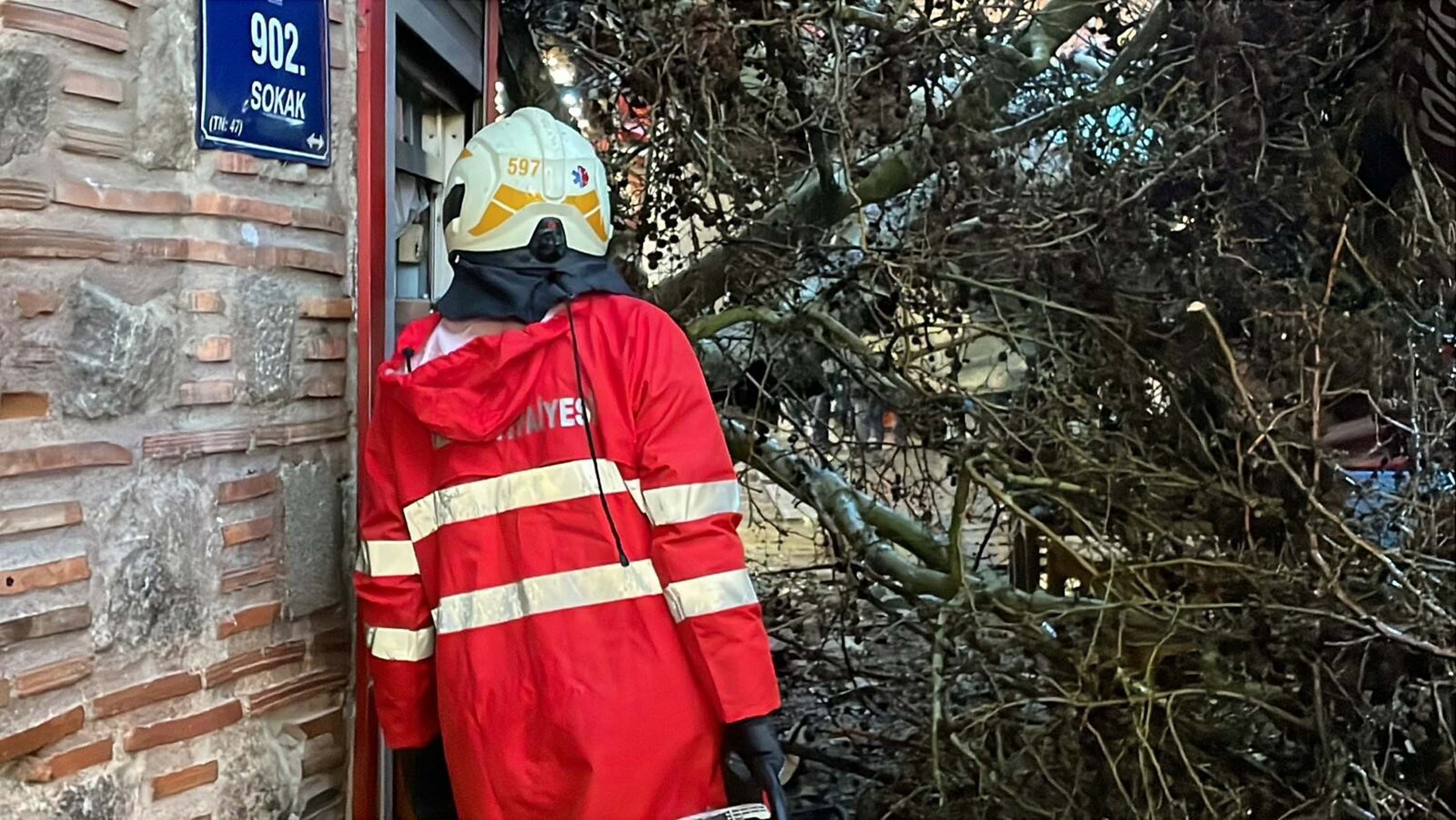 Kemeraltı Çarşısı'nda asılık ağaç devrildi