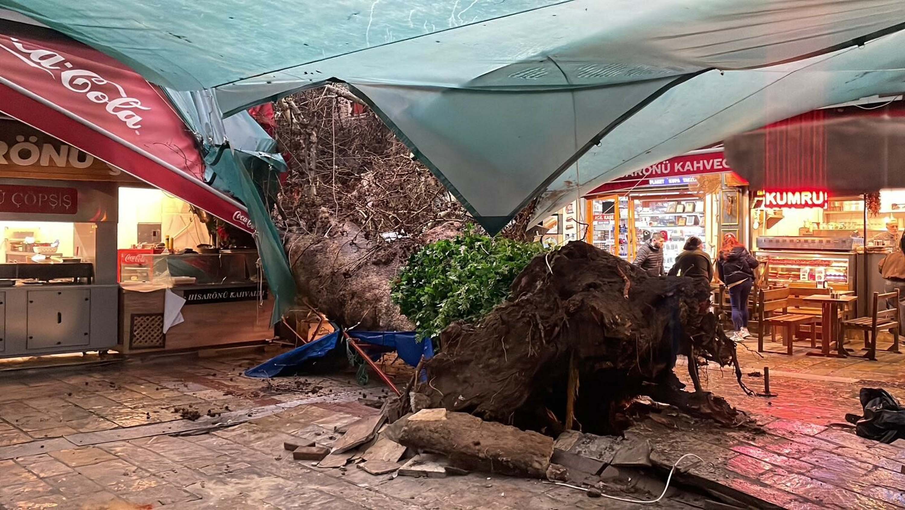 Kemeraltı Çarşısı'nda asılık ağaç devrildi