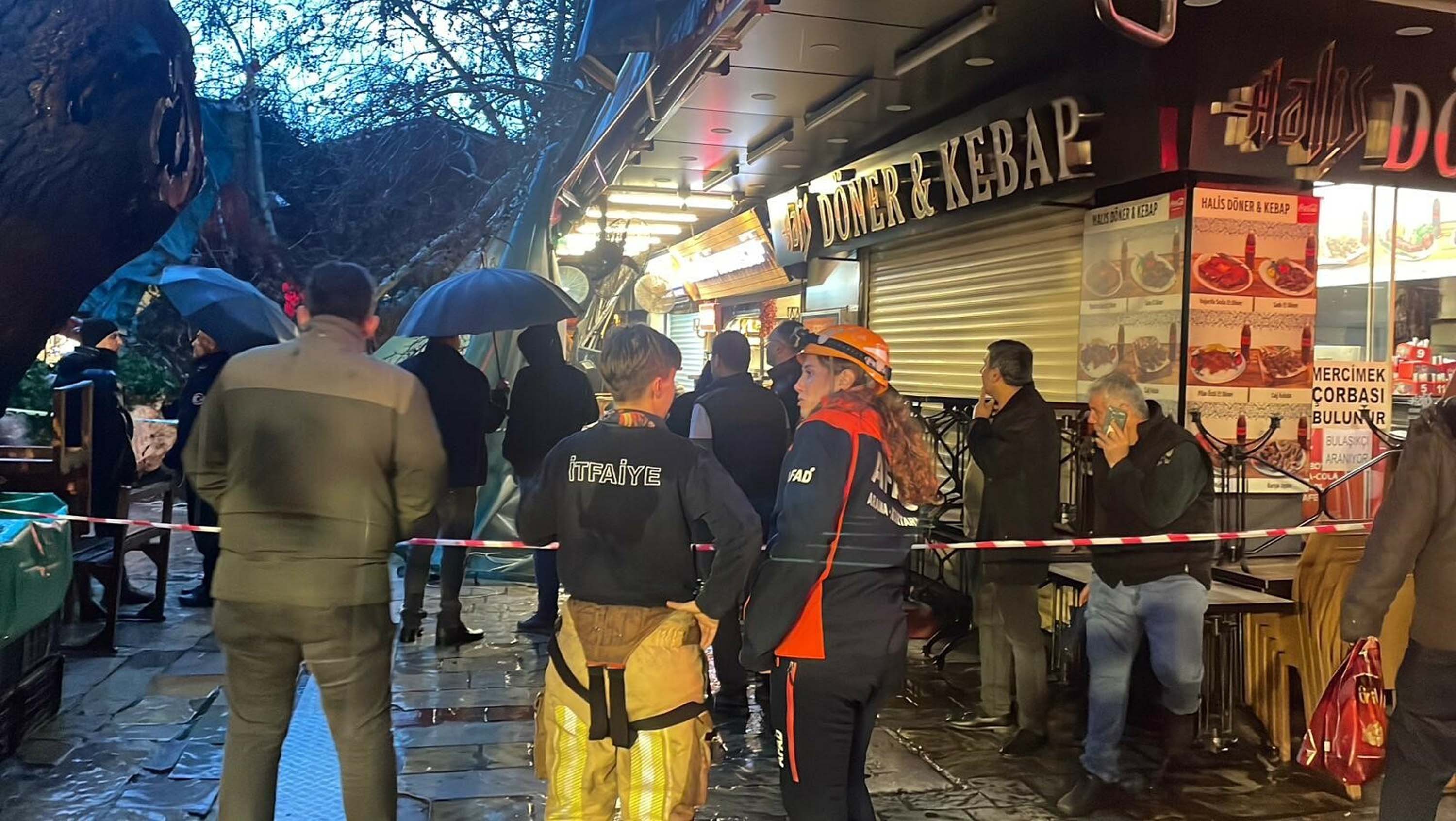 Kemeraltı Çarşısı'nda asılık ağaç devrildi