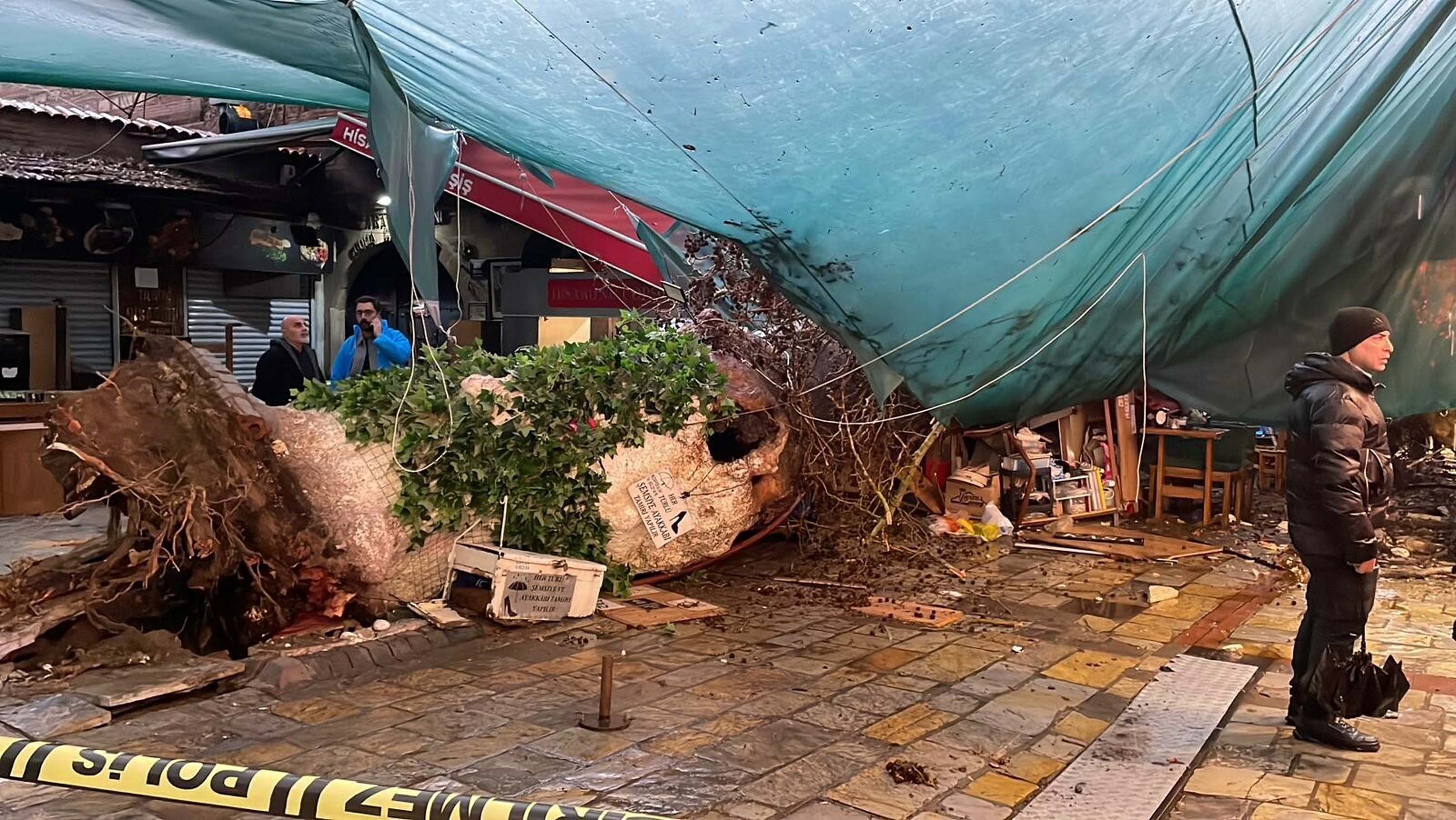 Kemeraltı Çarşısı'nda asılık ağaç devrildi