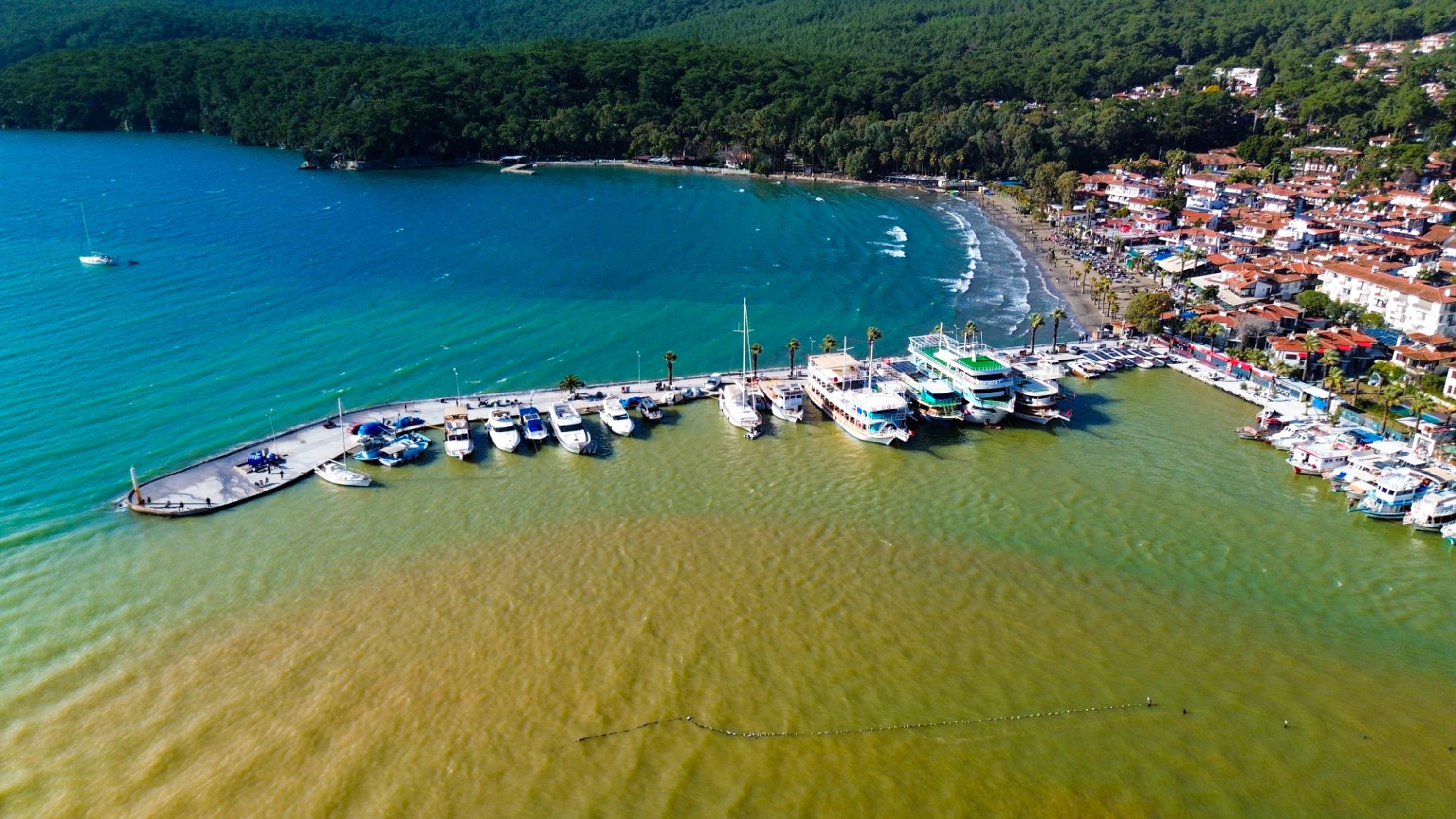 Akyaka'da denizin rengi değişti