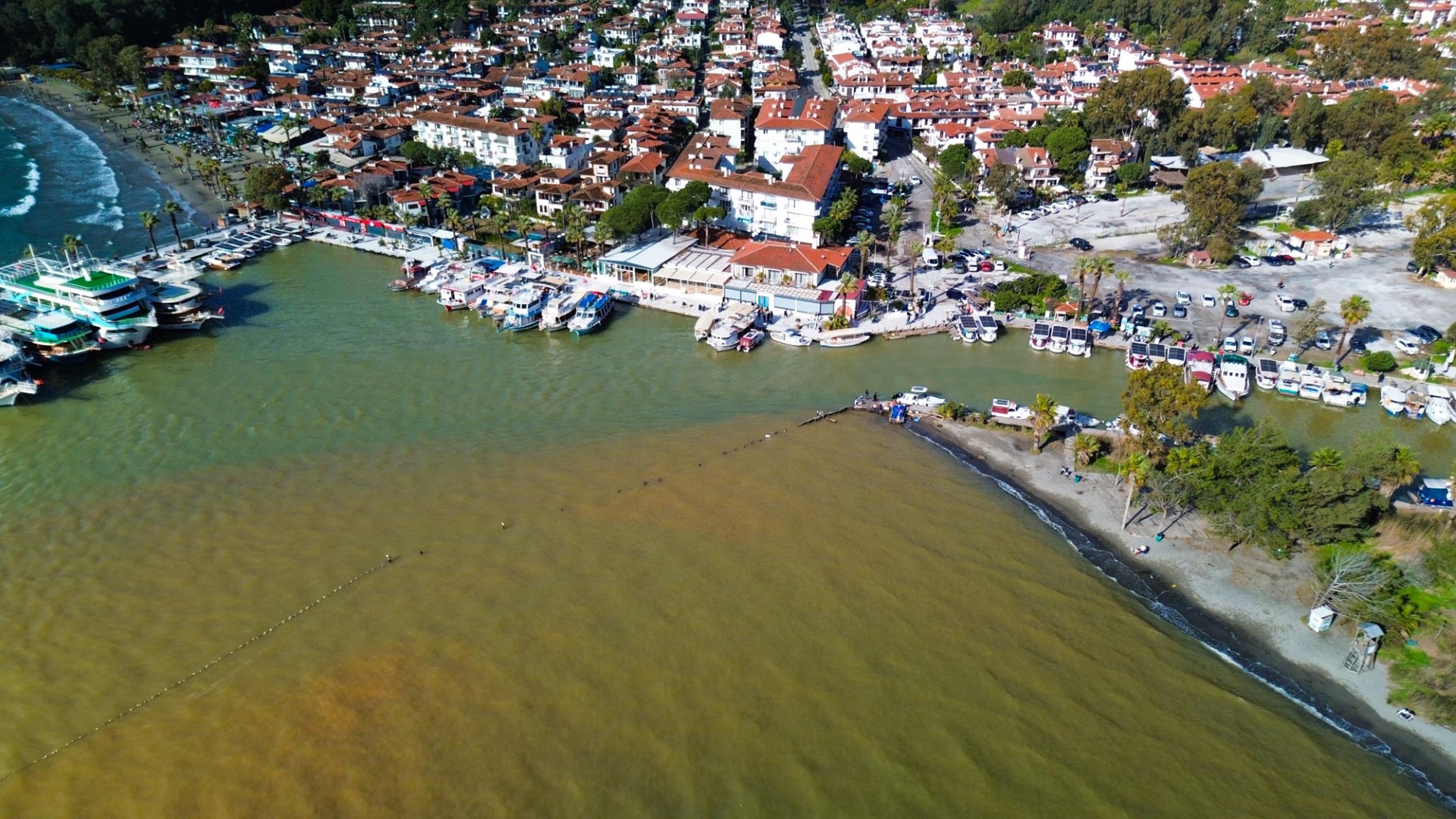 Akyaka'da denizin rengi değişti