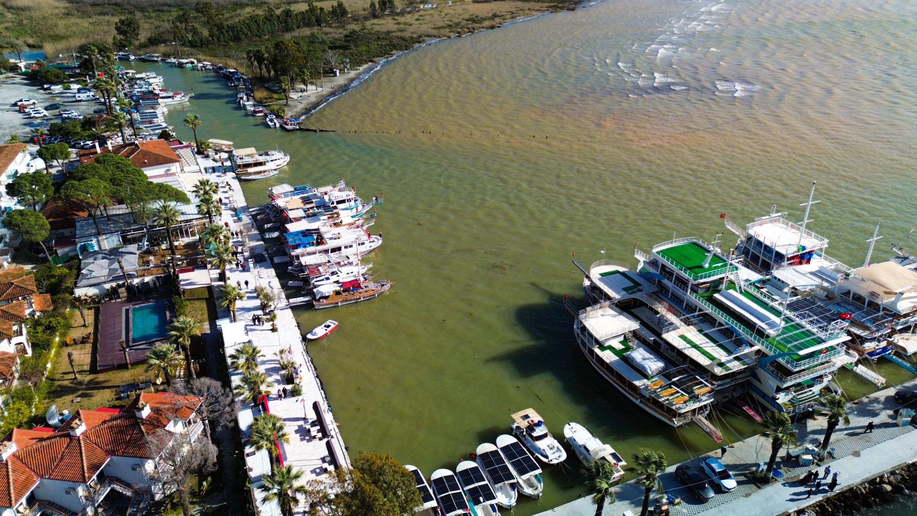 Akyaka'da denizin rengi değişti