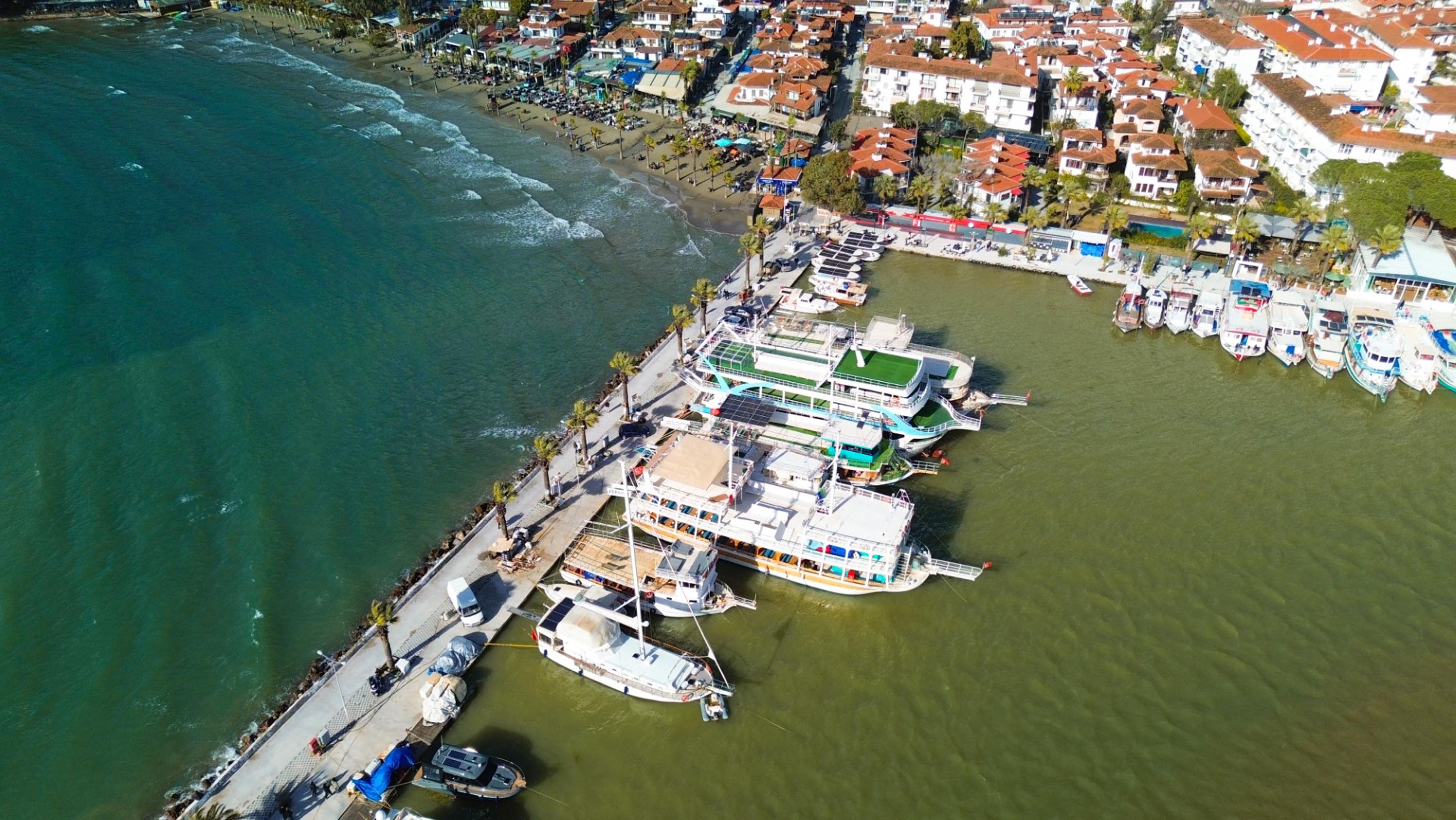 Akyaka'da denizin rengi değişti