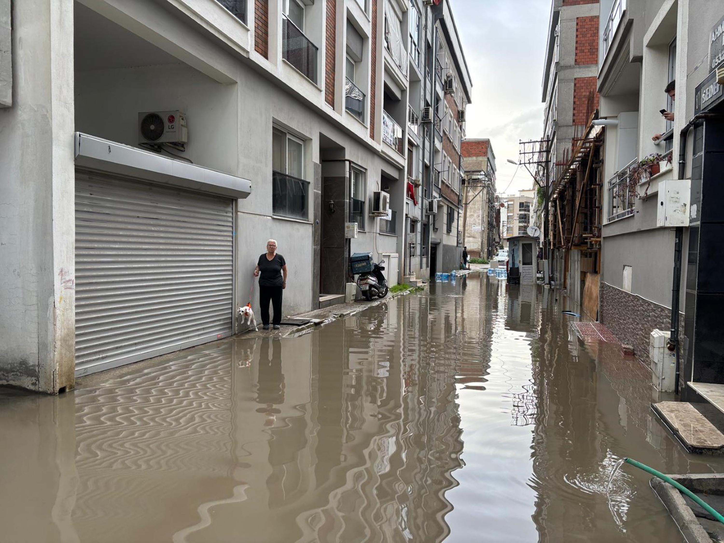 İzmir'de sağanak nedeniyle yollar göle döndü