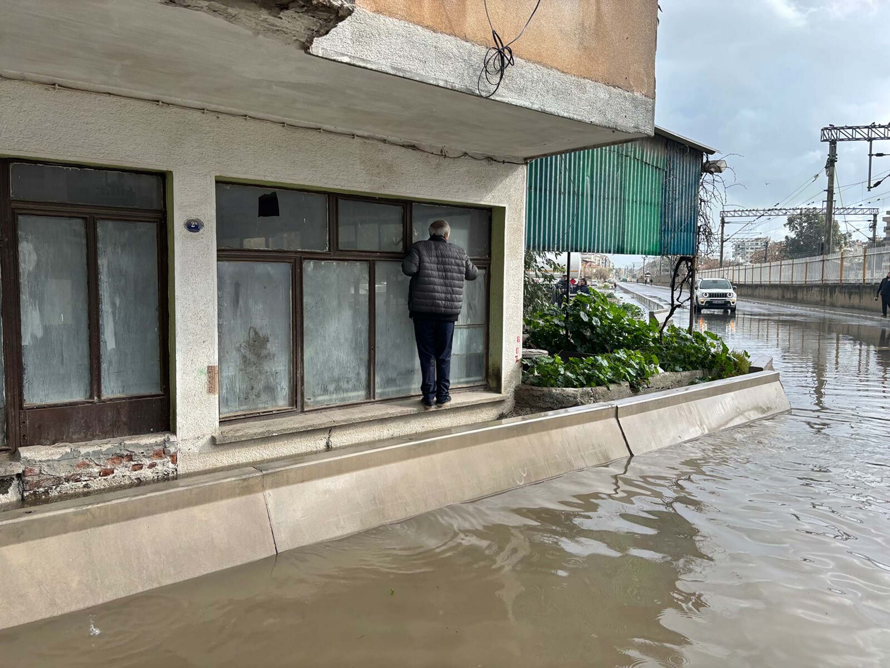 İzmir'de sağanak nedeniyle yollar göle döndü