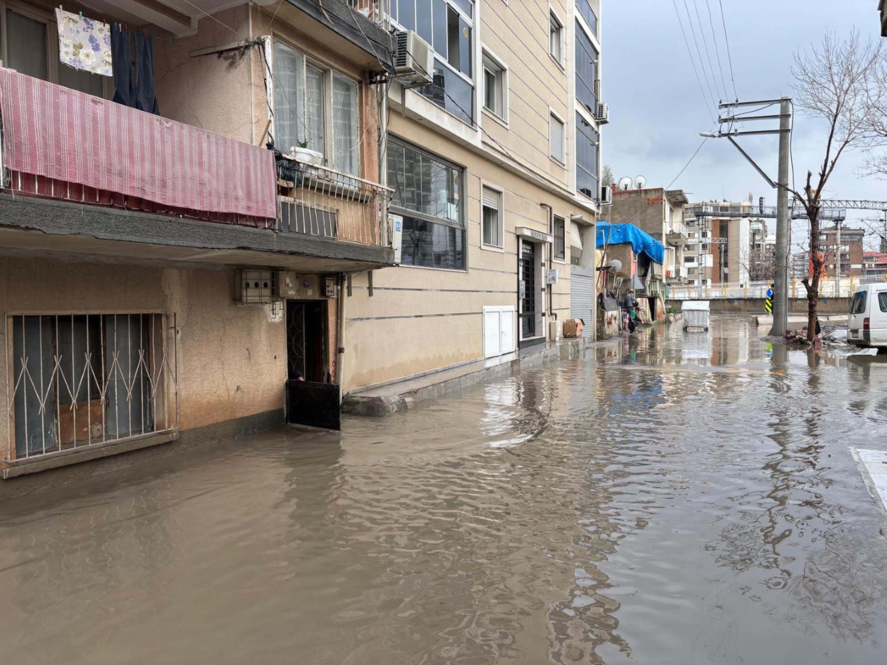 İzmir'de sağanak nedeniyle yollar göle döndü