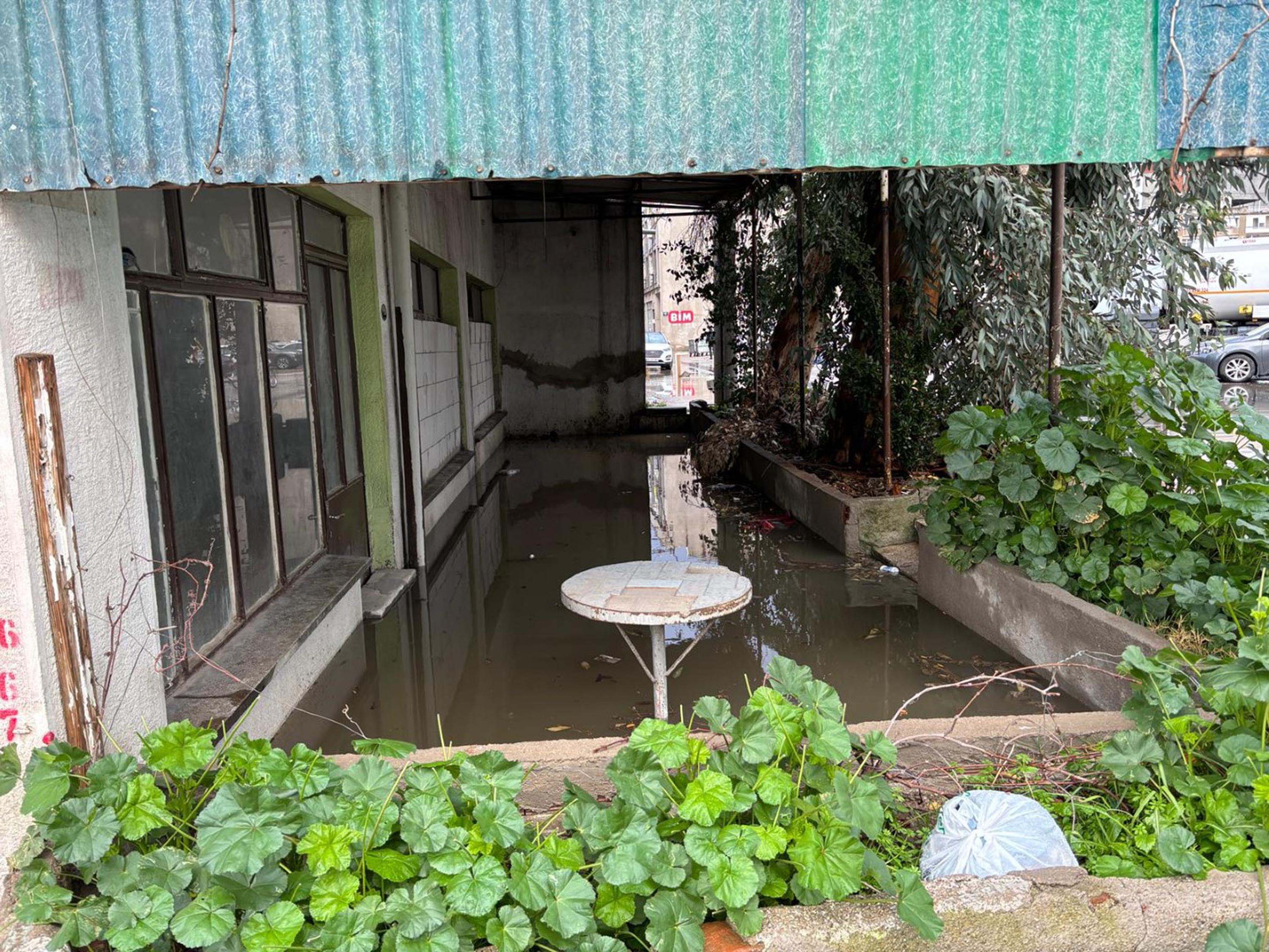 İzmir'de sağanak nedeniyle yollar göle döndü