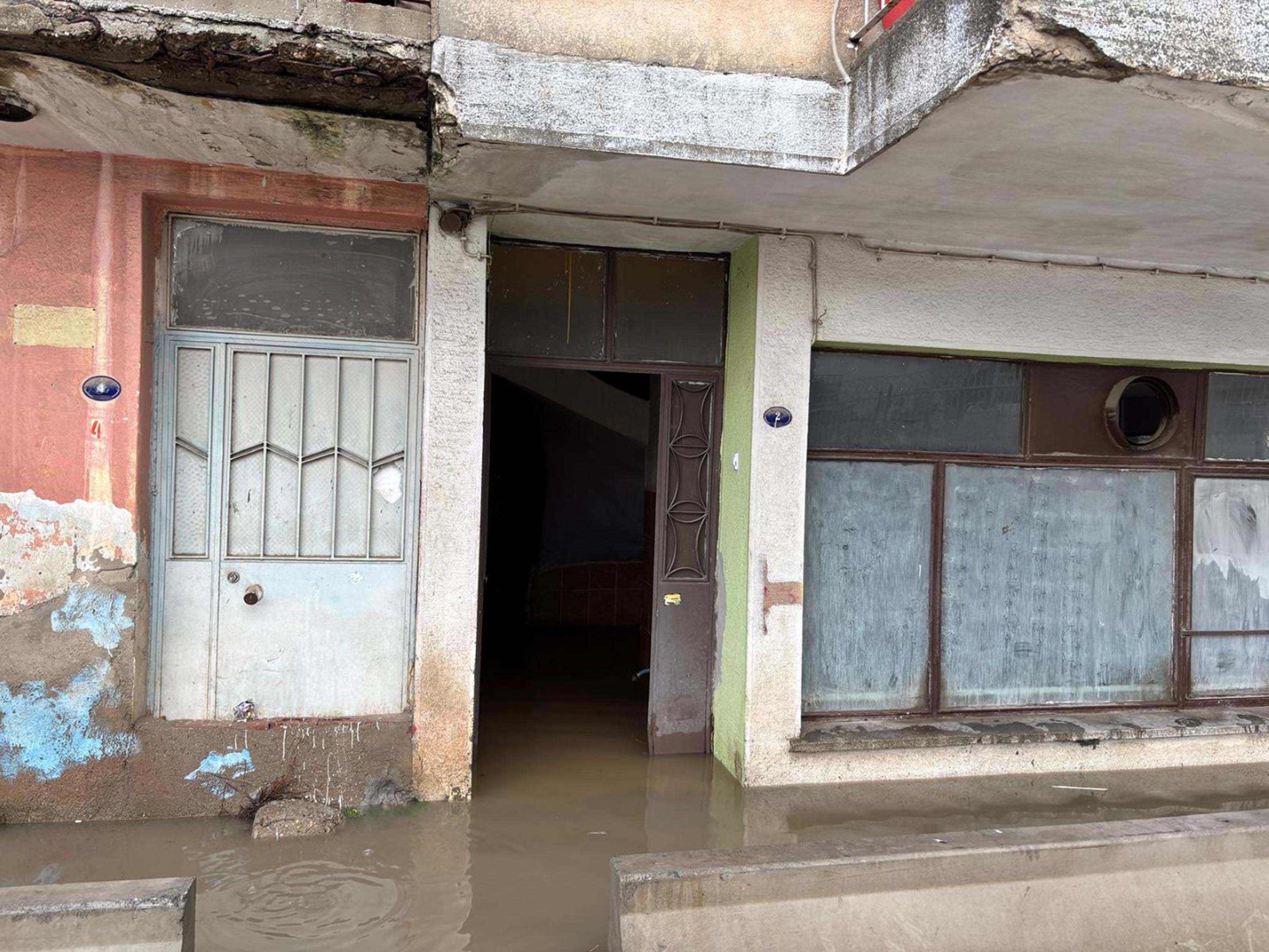 İzmir'de sağanak nedeniyle yollar göle döndü