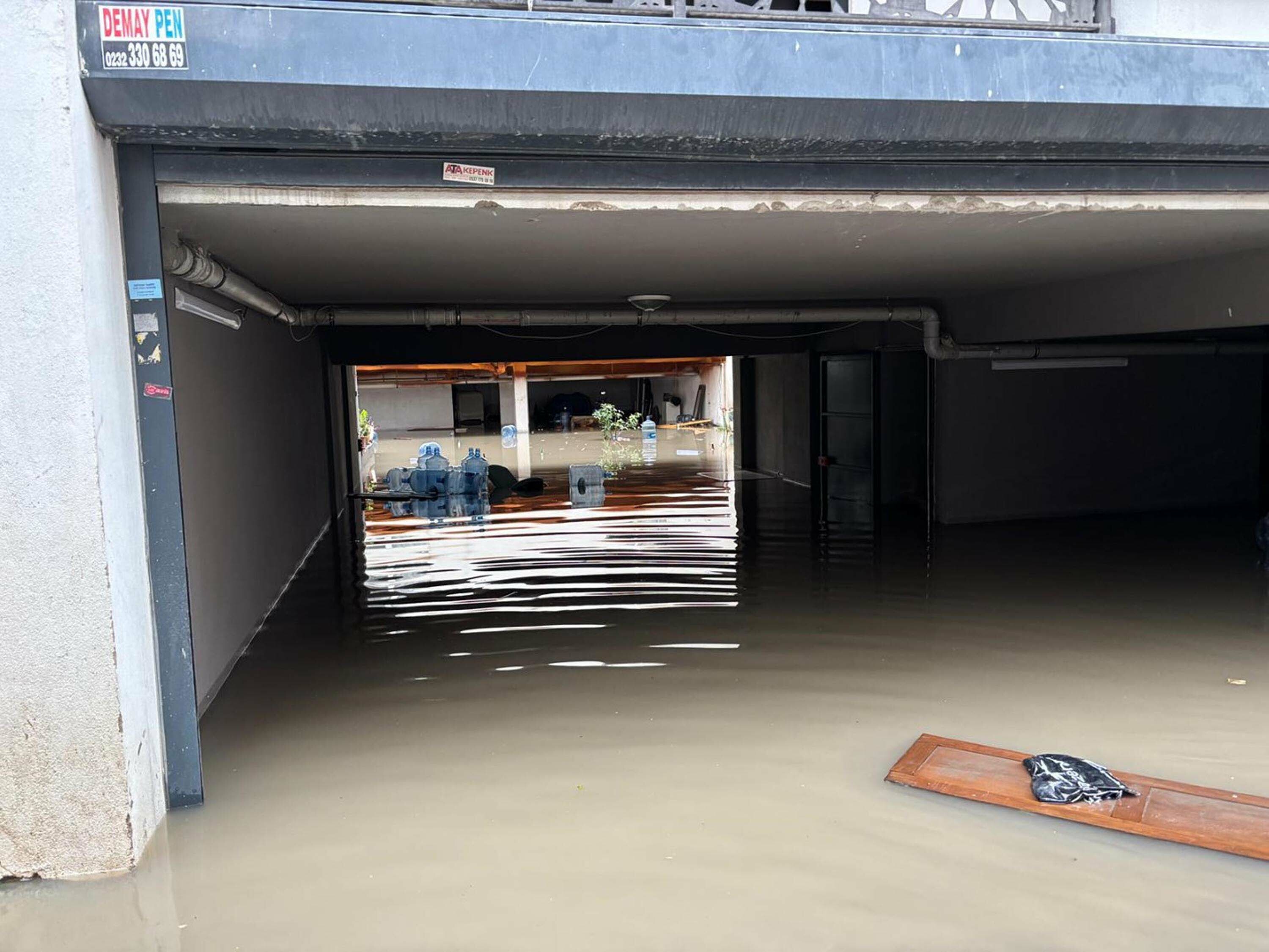 İzmir'de sağanak nedeniyle yollar göle döndü