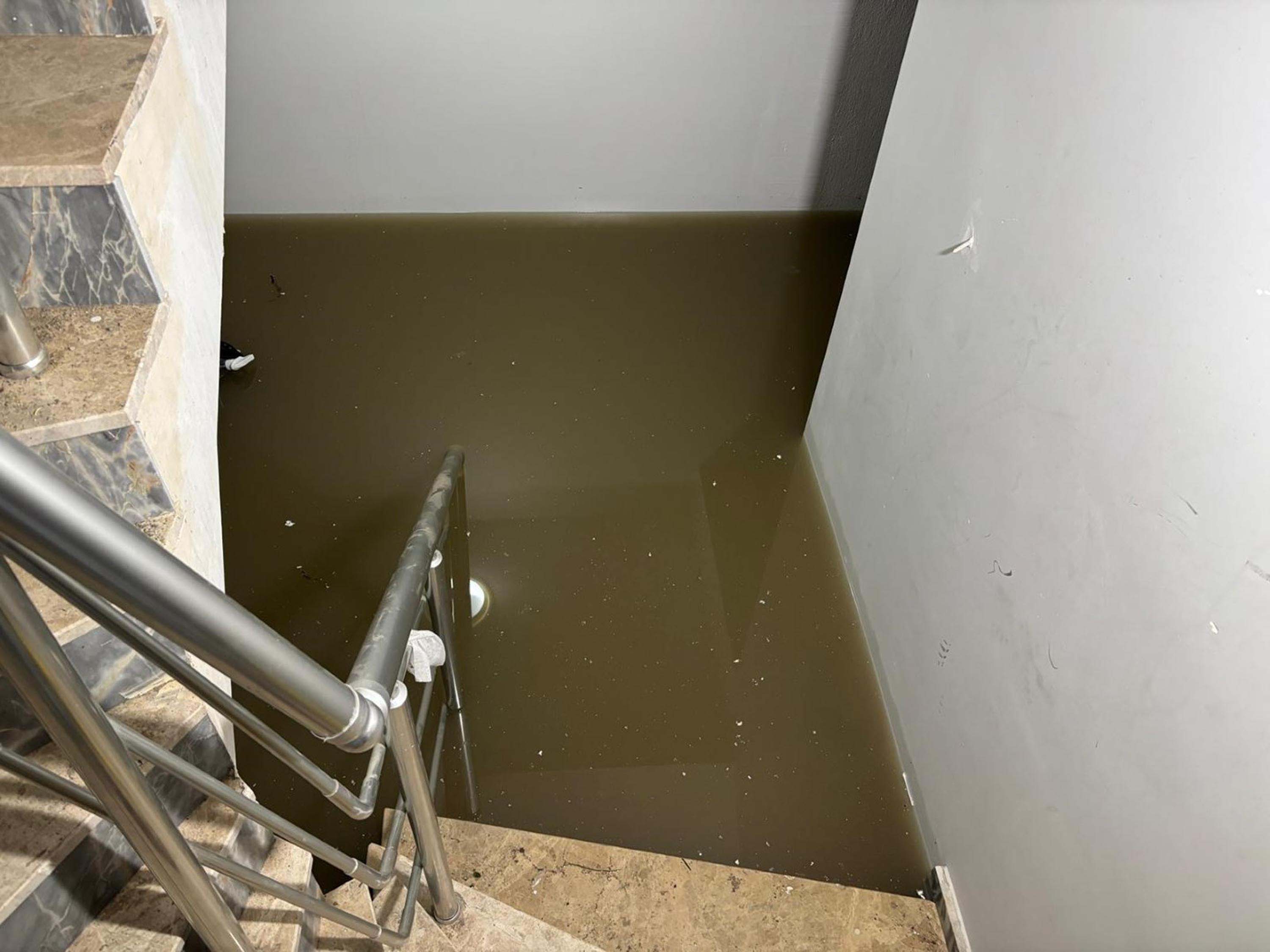 İzmir'de sağanak nedeniyle yollar göle döndü