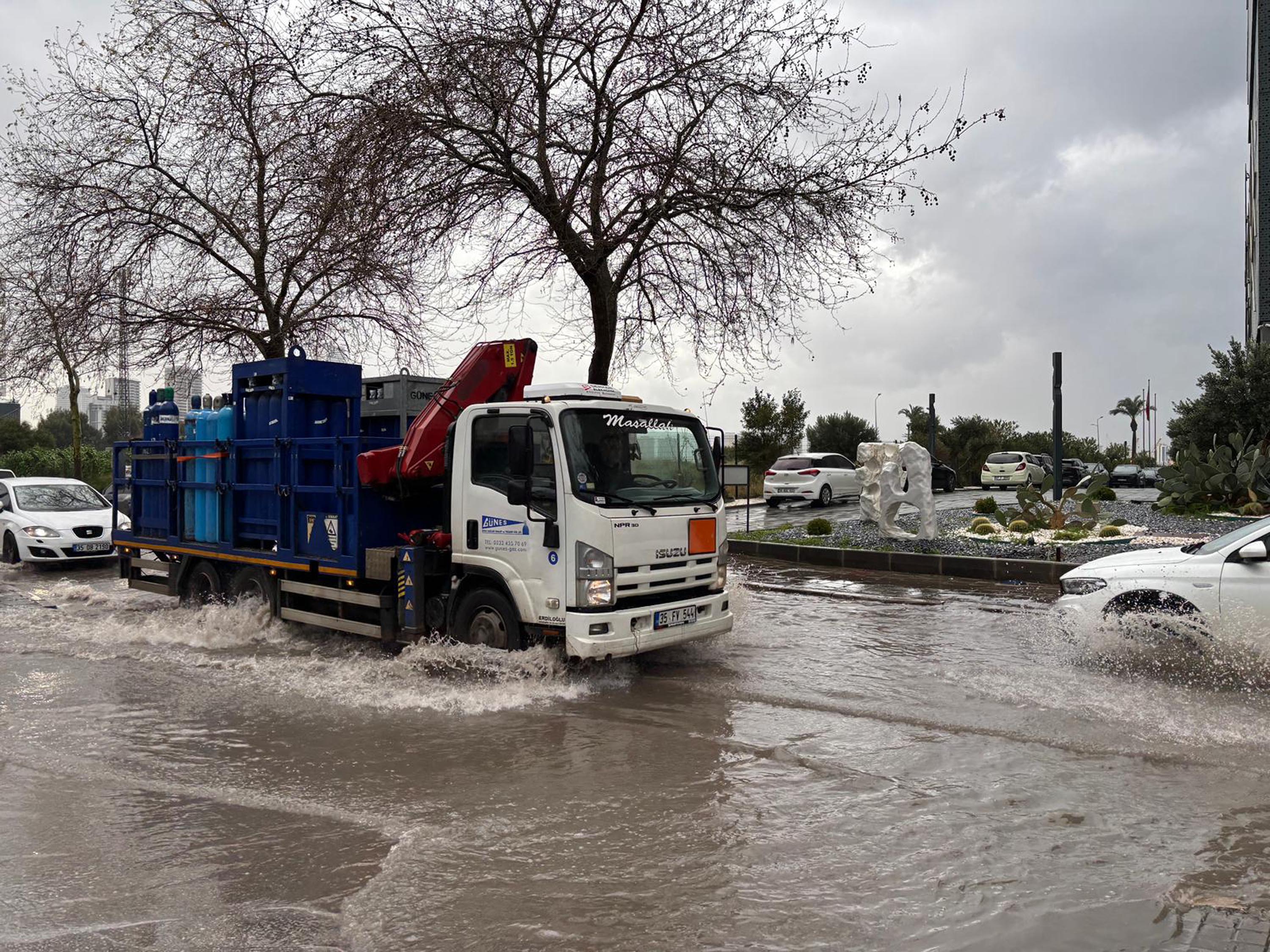 İzmir'de sağanak nedeniyle yollar göle döndü