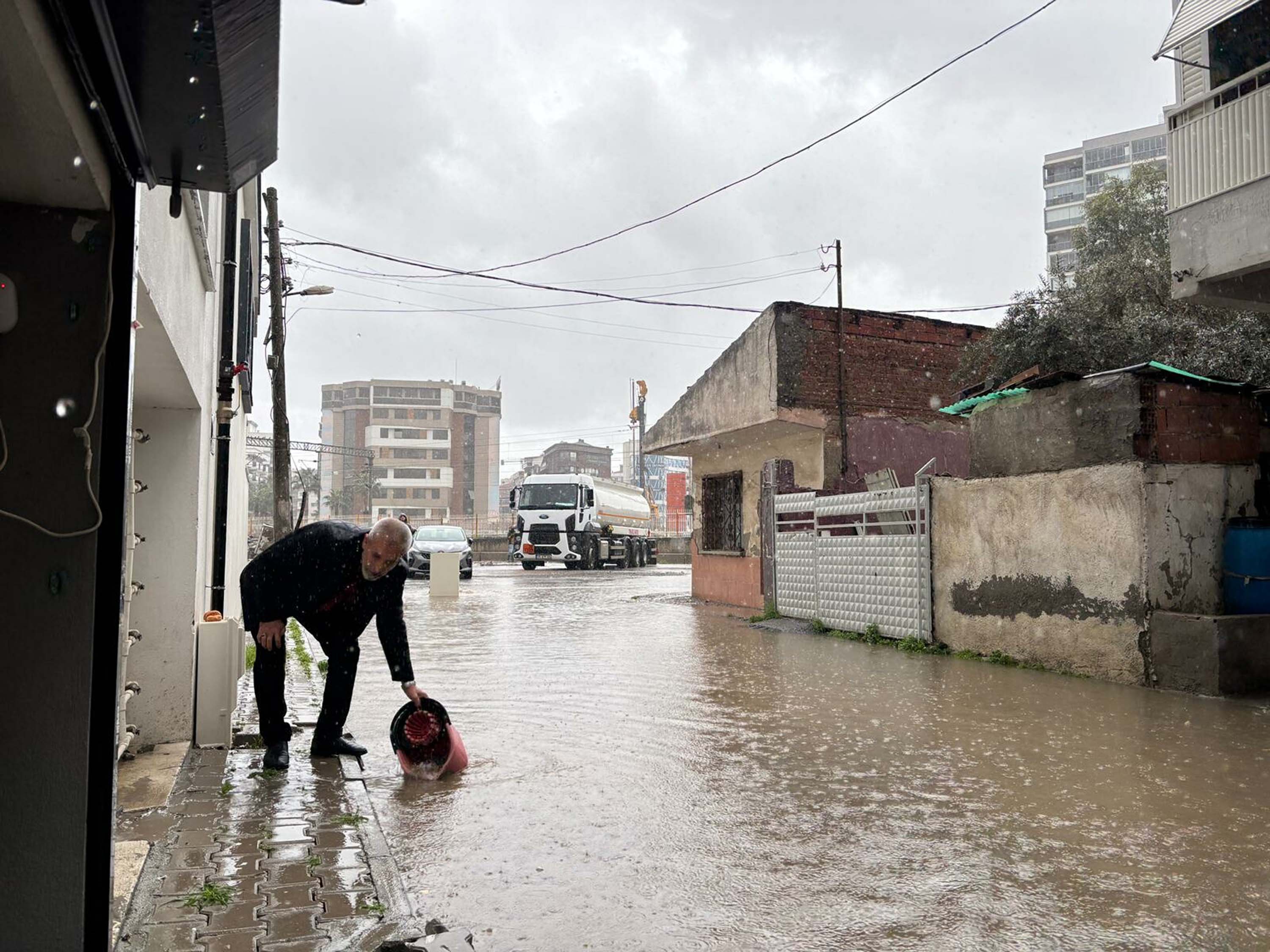 İzmir'de sağanak nedeniyle yollar göle döndü