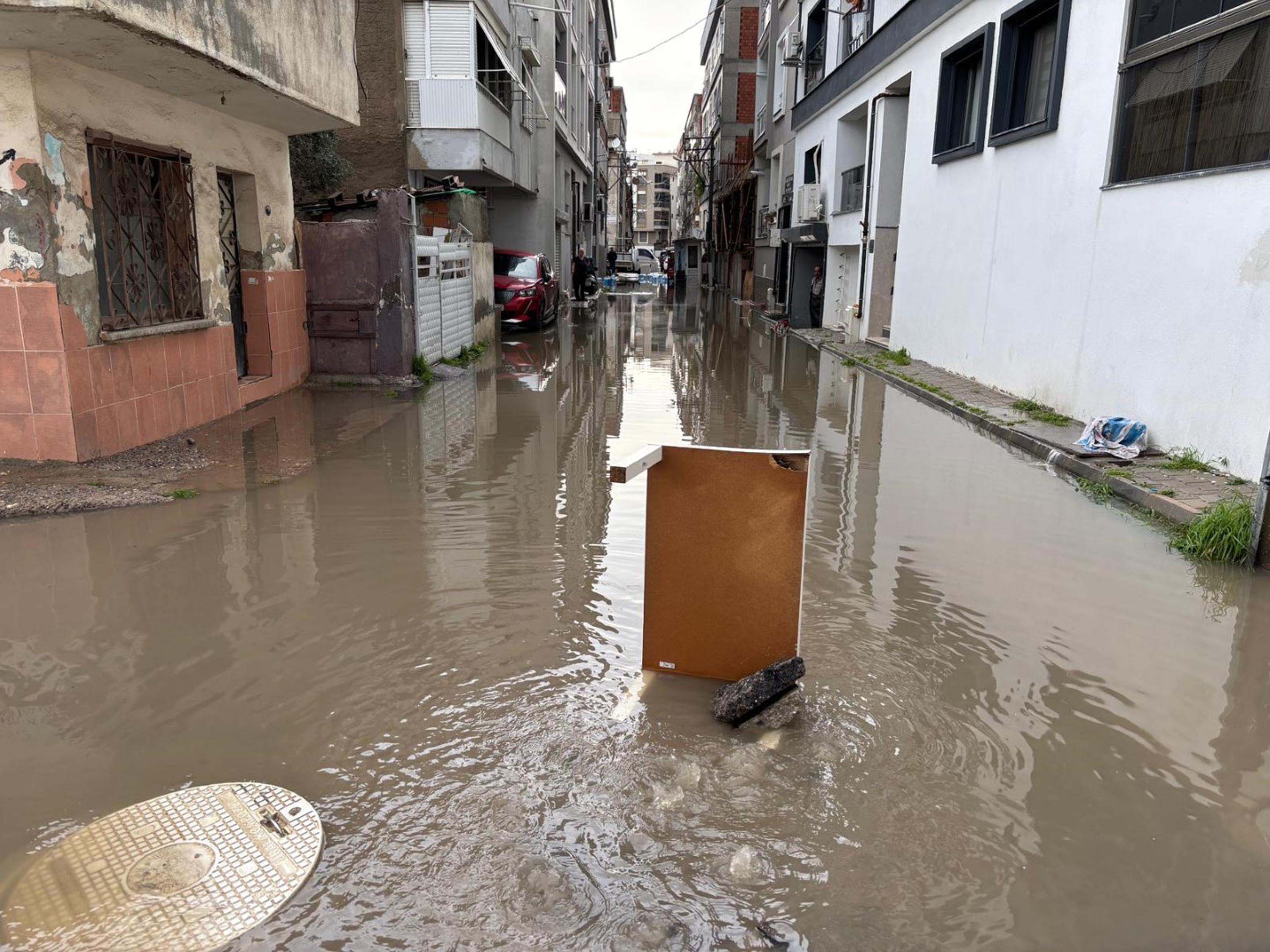 İzmir'de sağanak nedeniyle yollar göle döndü
