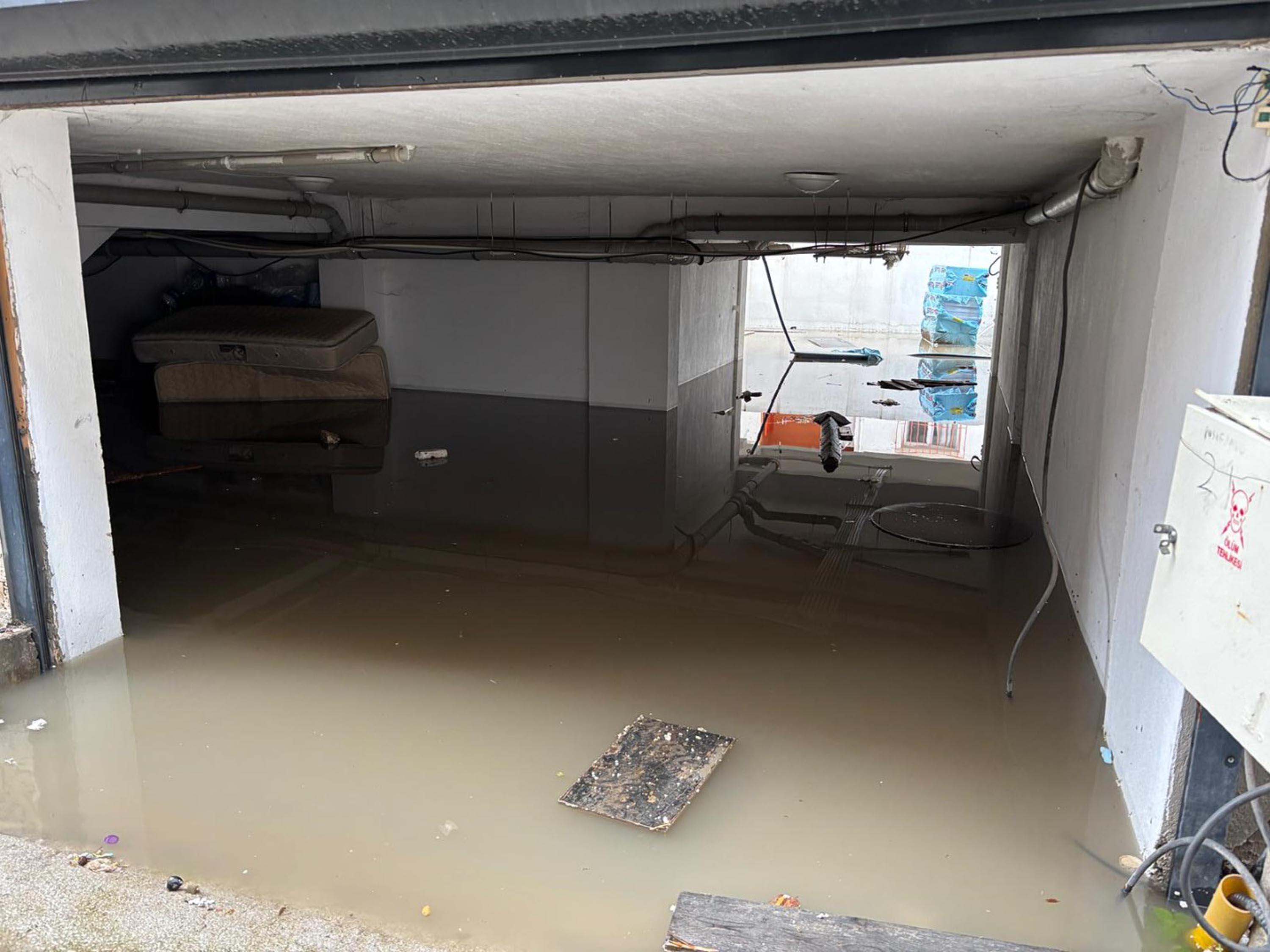 İzmir'de sağanak nedeniyle yollar göle döndü