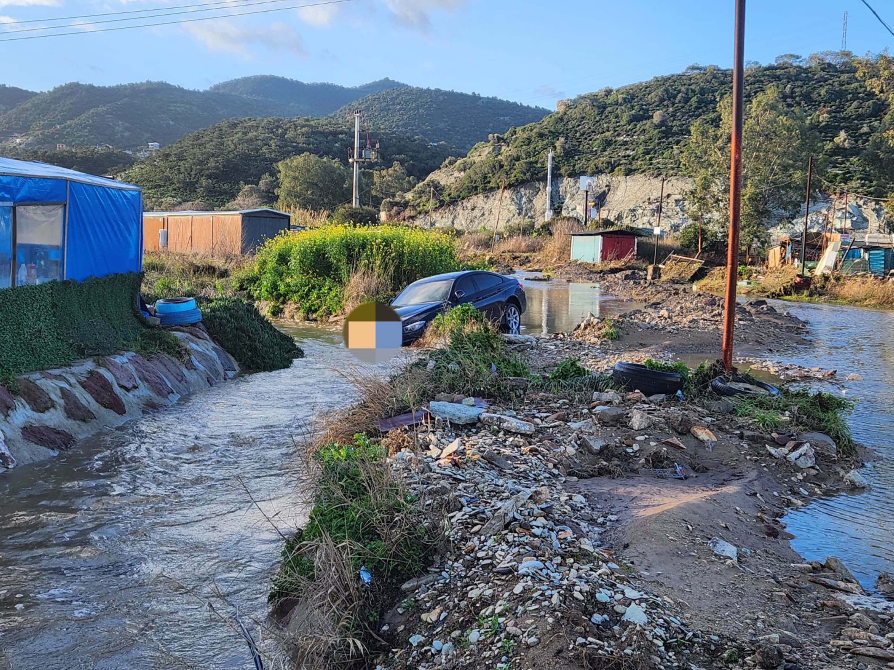 Foça'da sağanak; dereler taştı, denizin rengi değişti