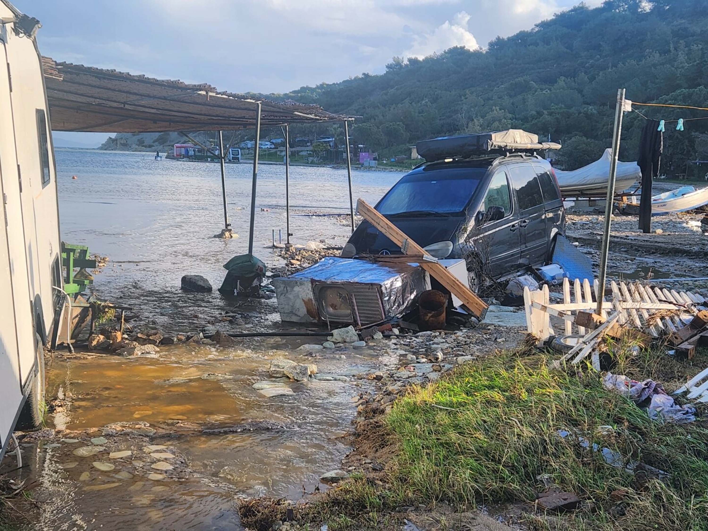 Foça'da sağanak; dereler taştı, denizin rengi değişti